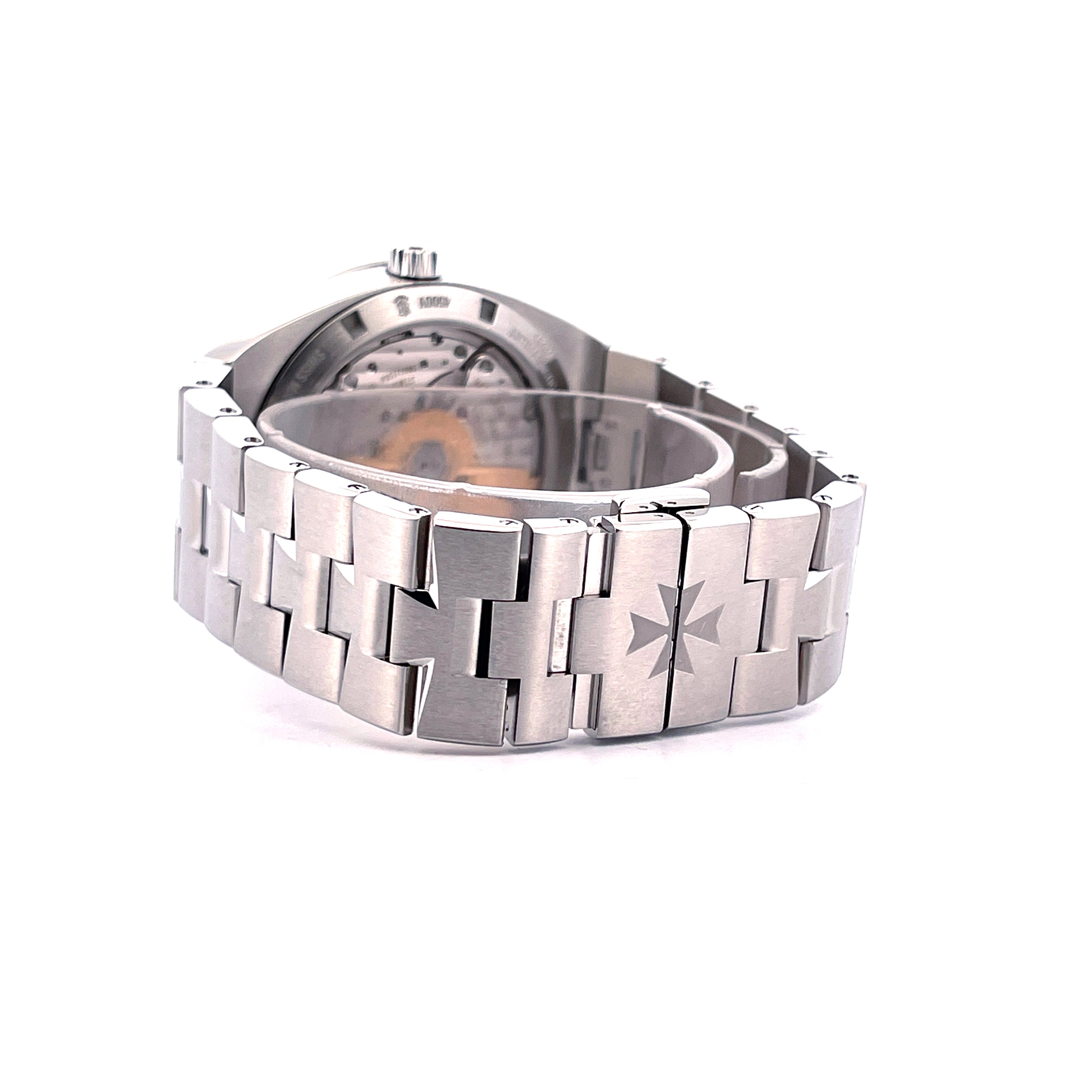 Vacheron Constantin Overseas Armbanduhr aus Edelstahl mit dem Malteserkreuz-Motiv auf weissem Hintergrund