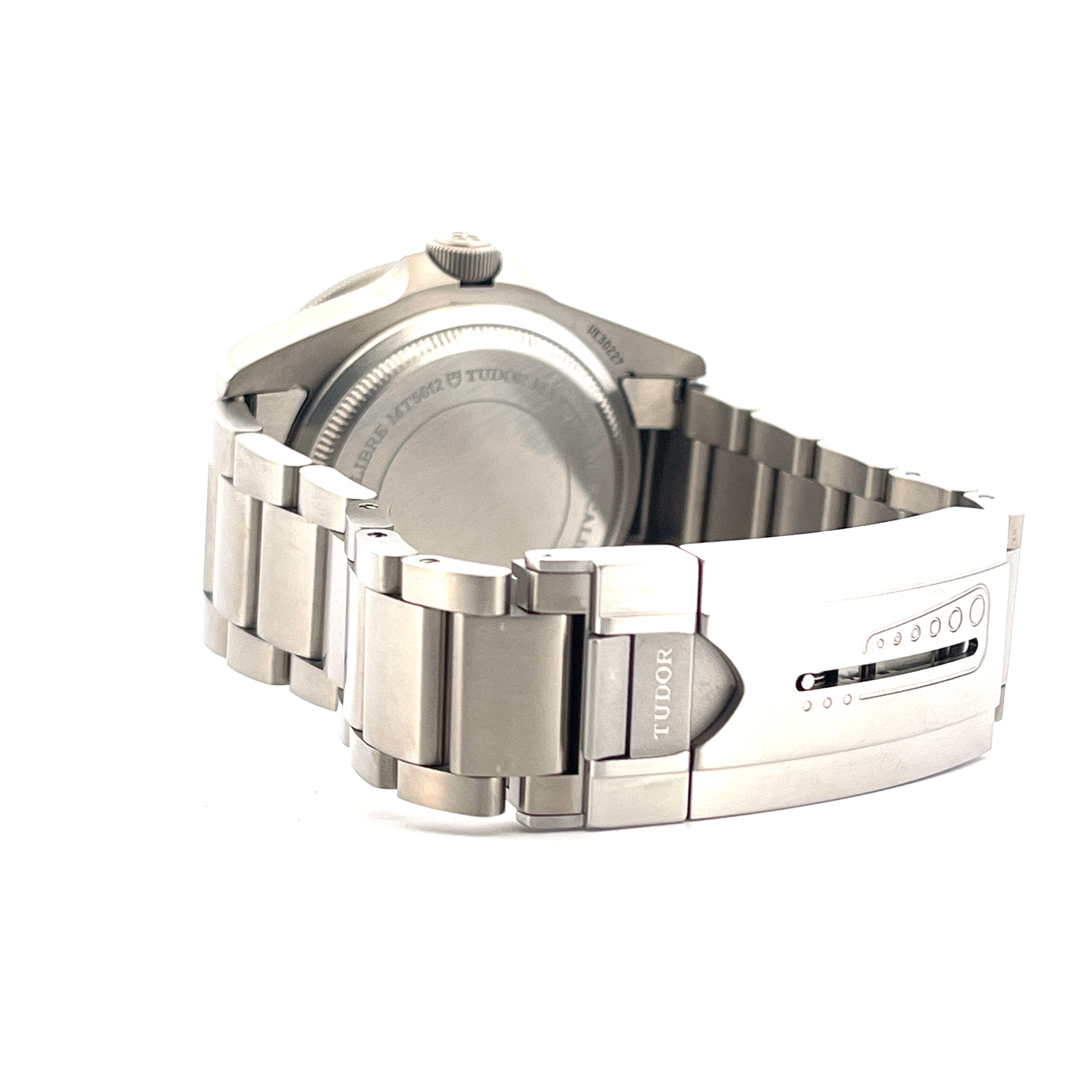 Seitenansicht einer Tudor Pelagos, Titan, mit offenem Armband und Schließe, detailliert auf weißem Hintergrund
