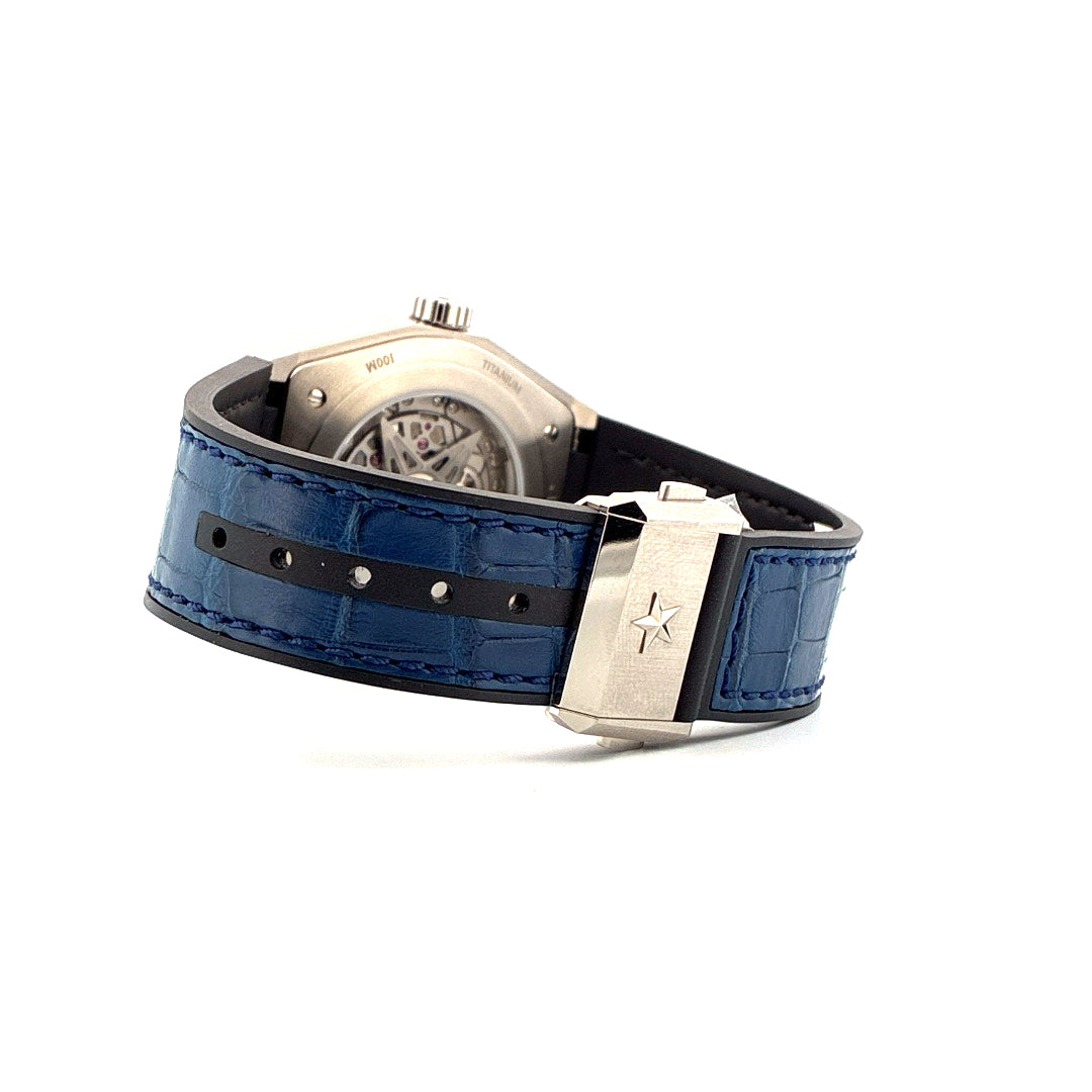 Zenith Defy Classic Titan, Rückansicht mit blauem Krokoband und Titanschließe
