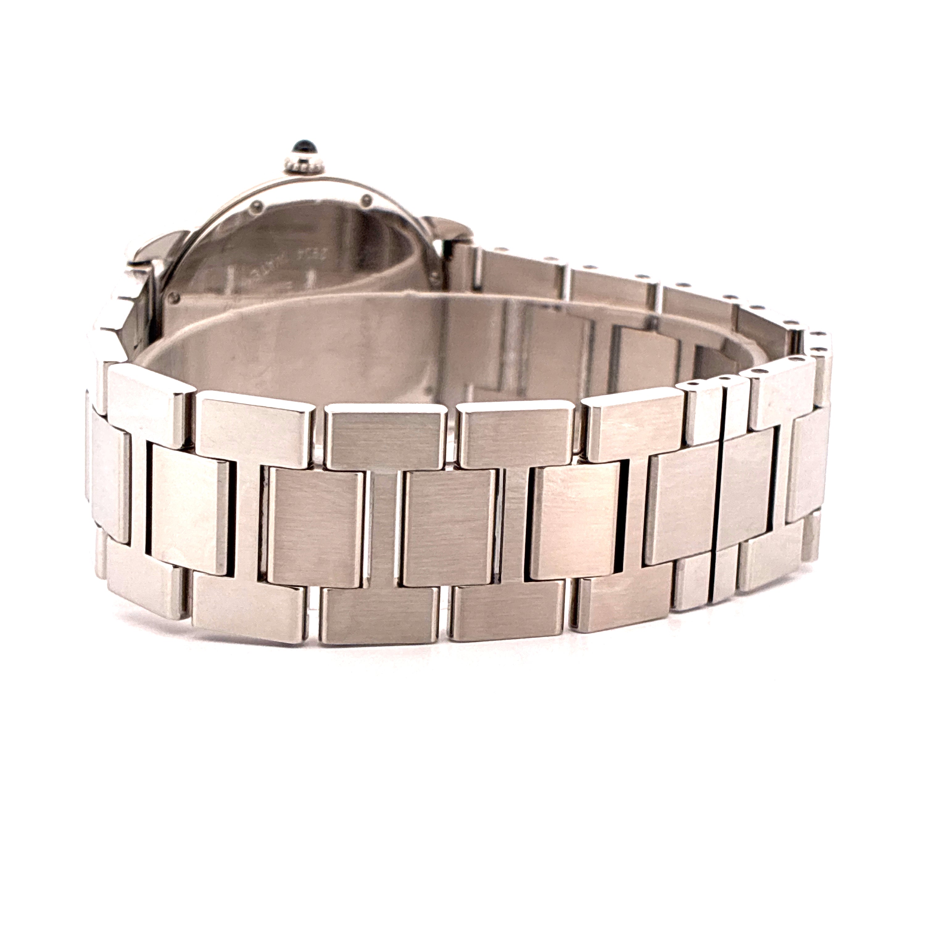 Cartier Ronde Solo de Cartier aus Edelstahl auf weißem Hintergrund, Seitenansicht mit Armband