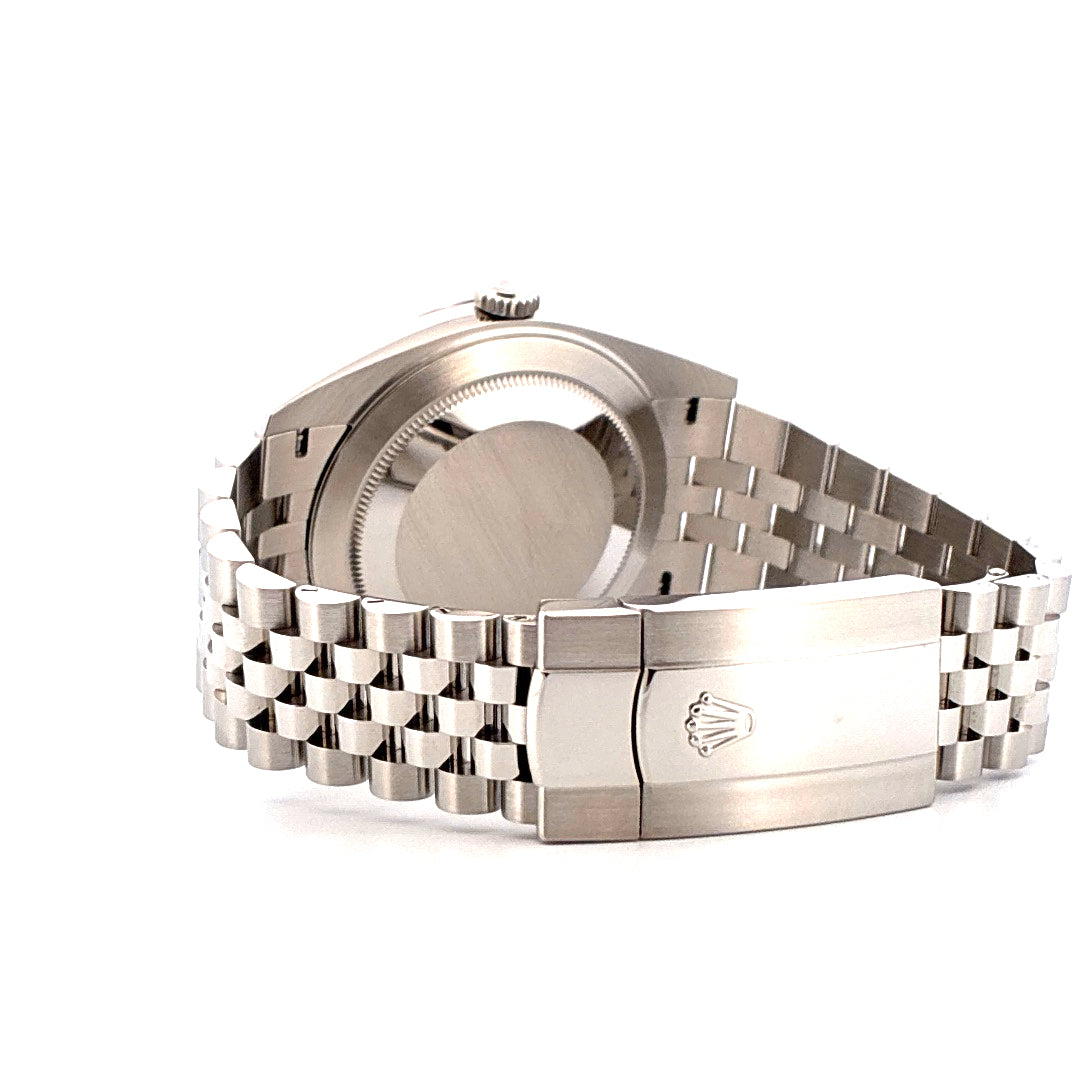 Rolex Datejust 41 Rückansicht mit Stahlarmband und Logo-Schließe auf weißem Hintergrund