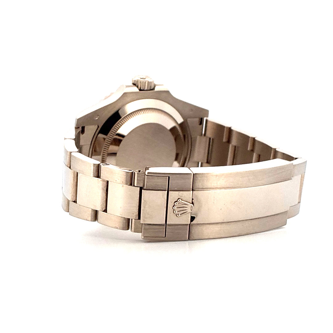 Rolex Submariner Date Weißgold "Blueberry" 2022 von der Seite mit geschlossenem Armband und Rolex-Krone