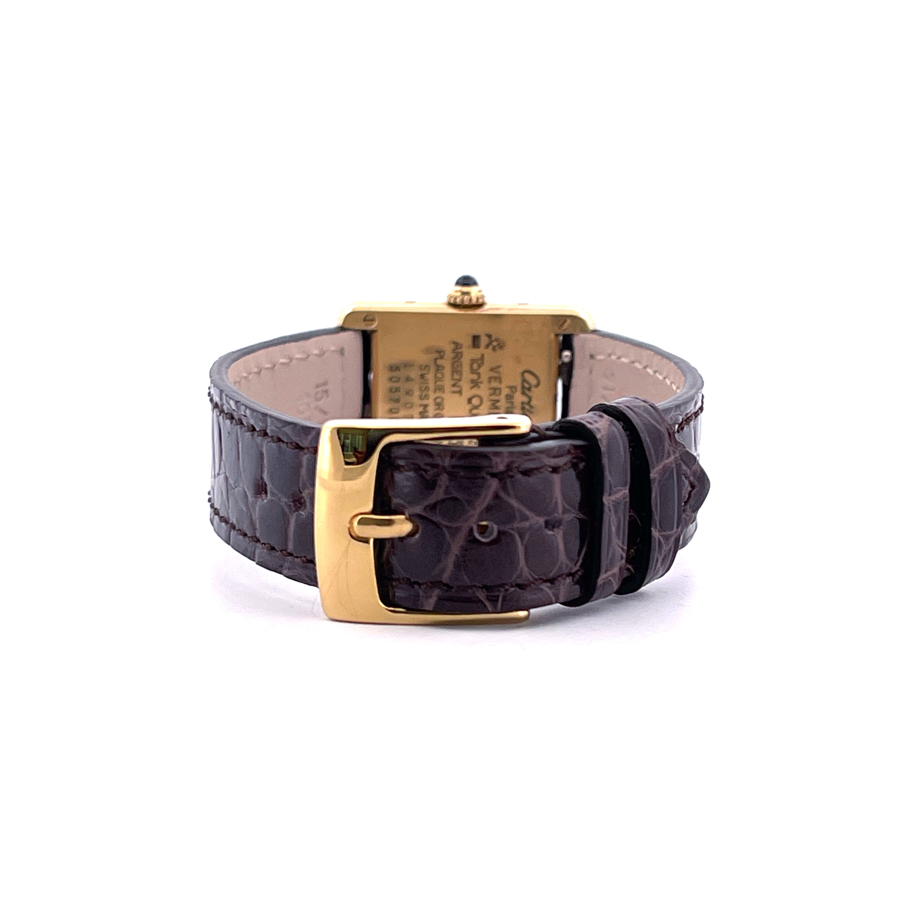 Rückansicht einer Cartier Tank Vermeil Ref. 5057001 Uhr mit dunkelbraunem Krokolederband und goldener Schnalle