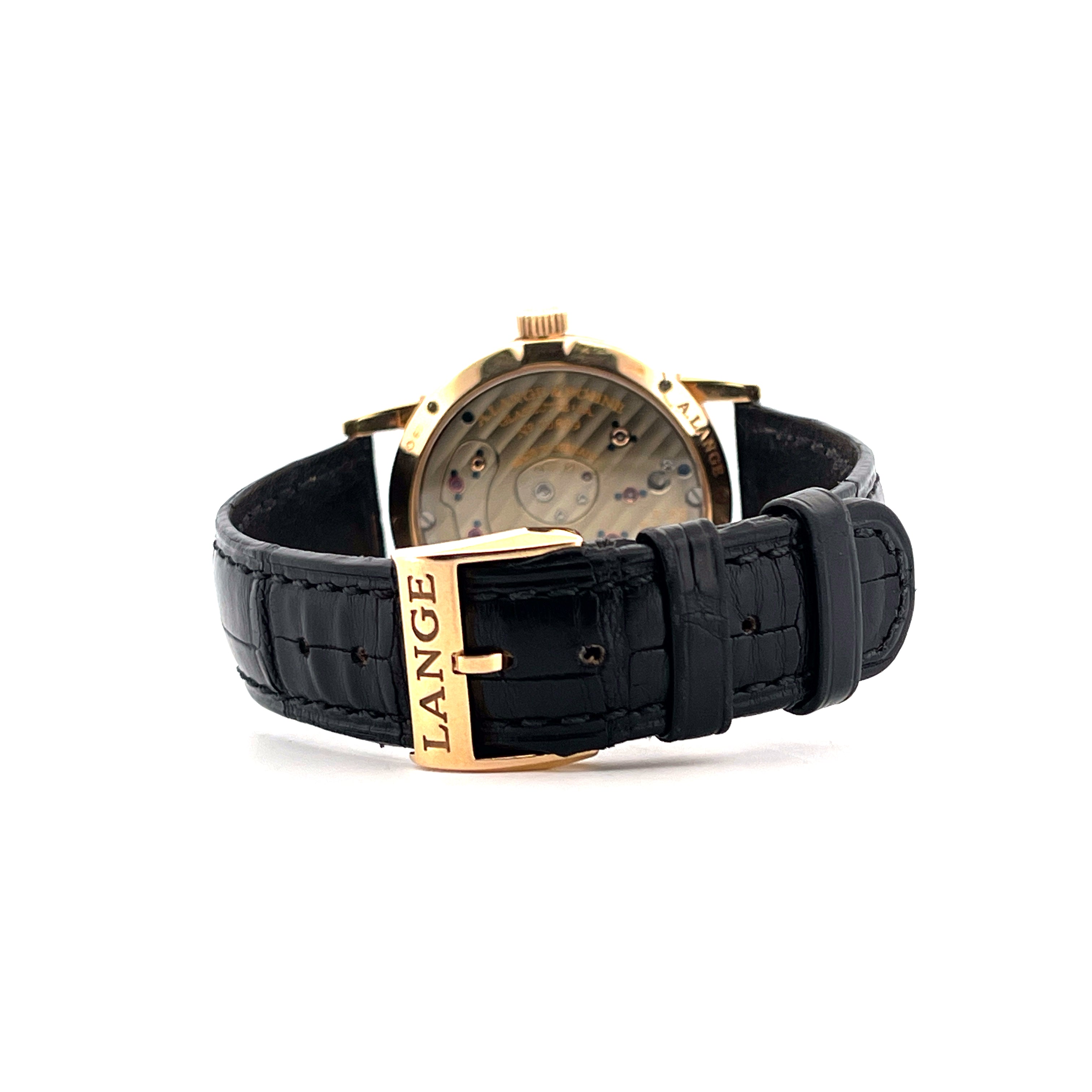 Rückansicht einer A. Lange & Söhne Kleine Lange 1 mit goldenem Dornschließe und schwarzem Lederarmband