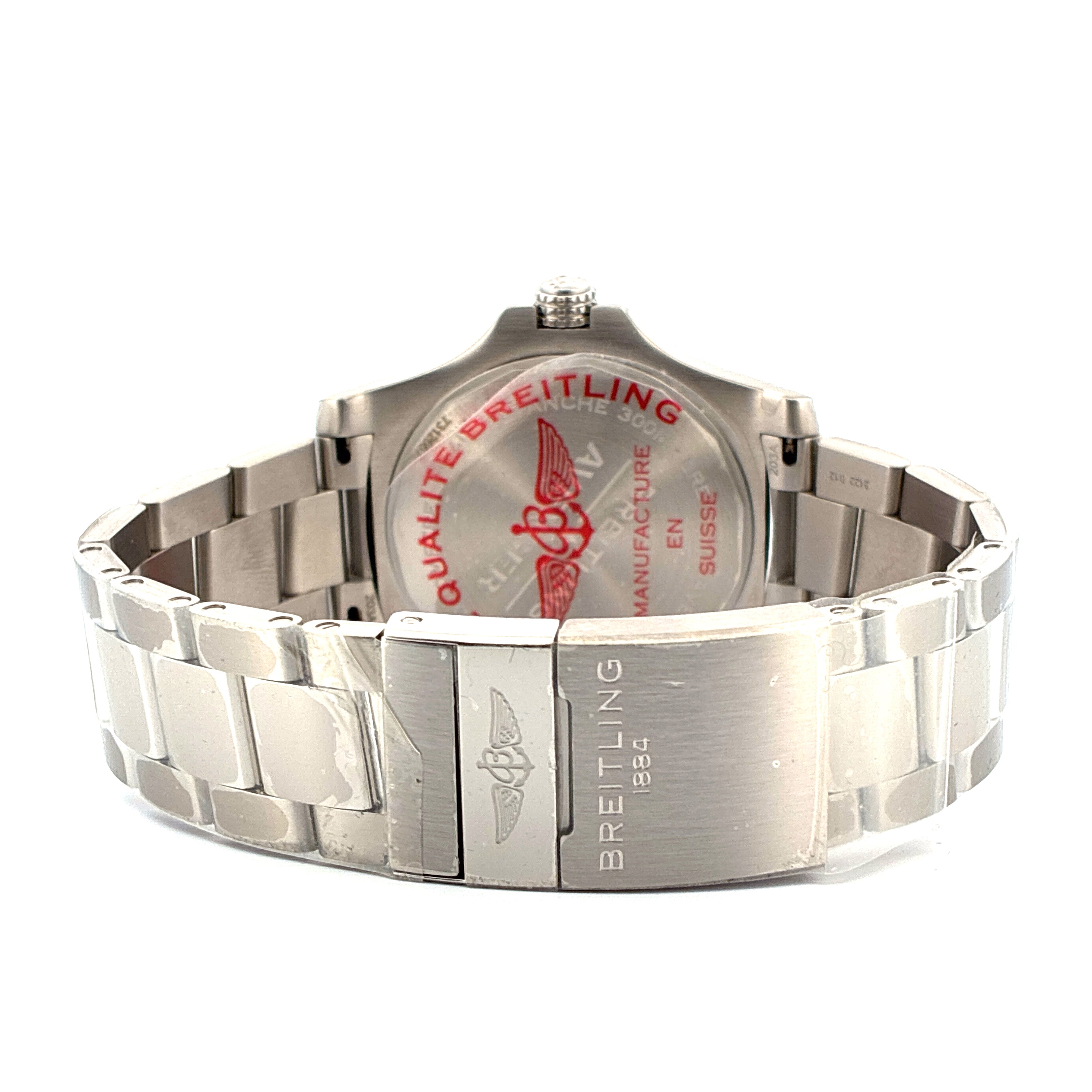 Breitling Avenger Automatic 43 auf weißem Hintergrund, Rückseite mit Gehäuse und Armband aus Stahl