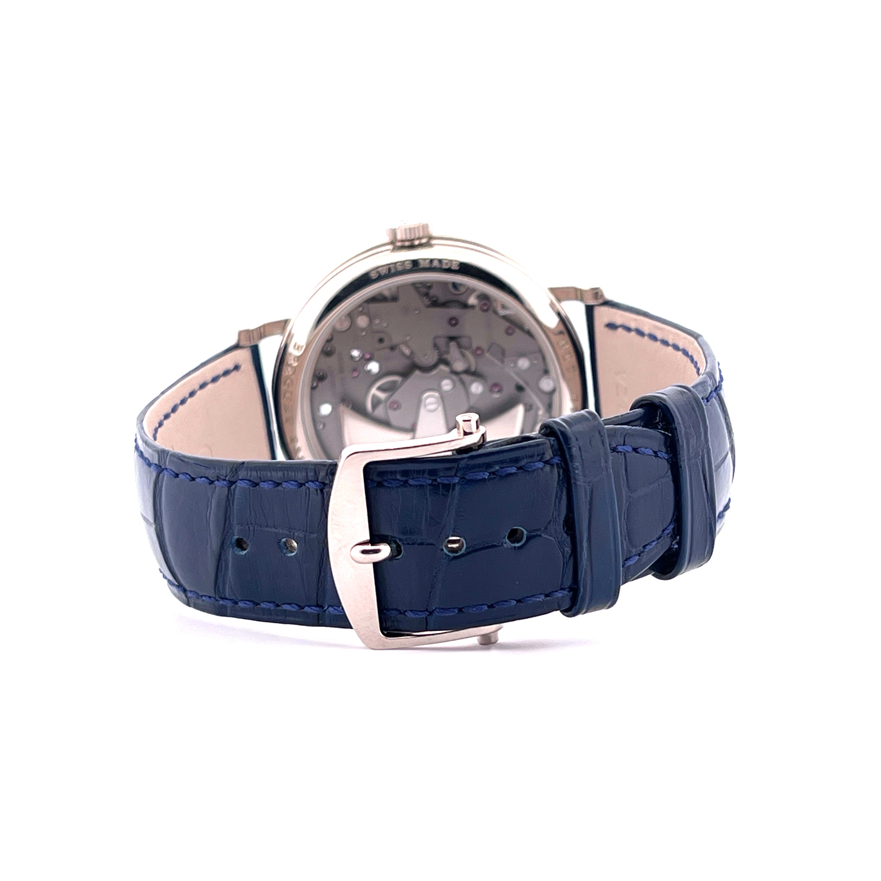 Breguet Tradition Quantieme Retrograde Automatik Weißgold Rückseite mit offenem Werk und blauem Krokodillederarmband