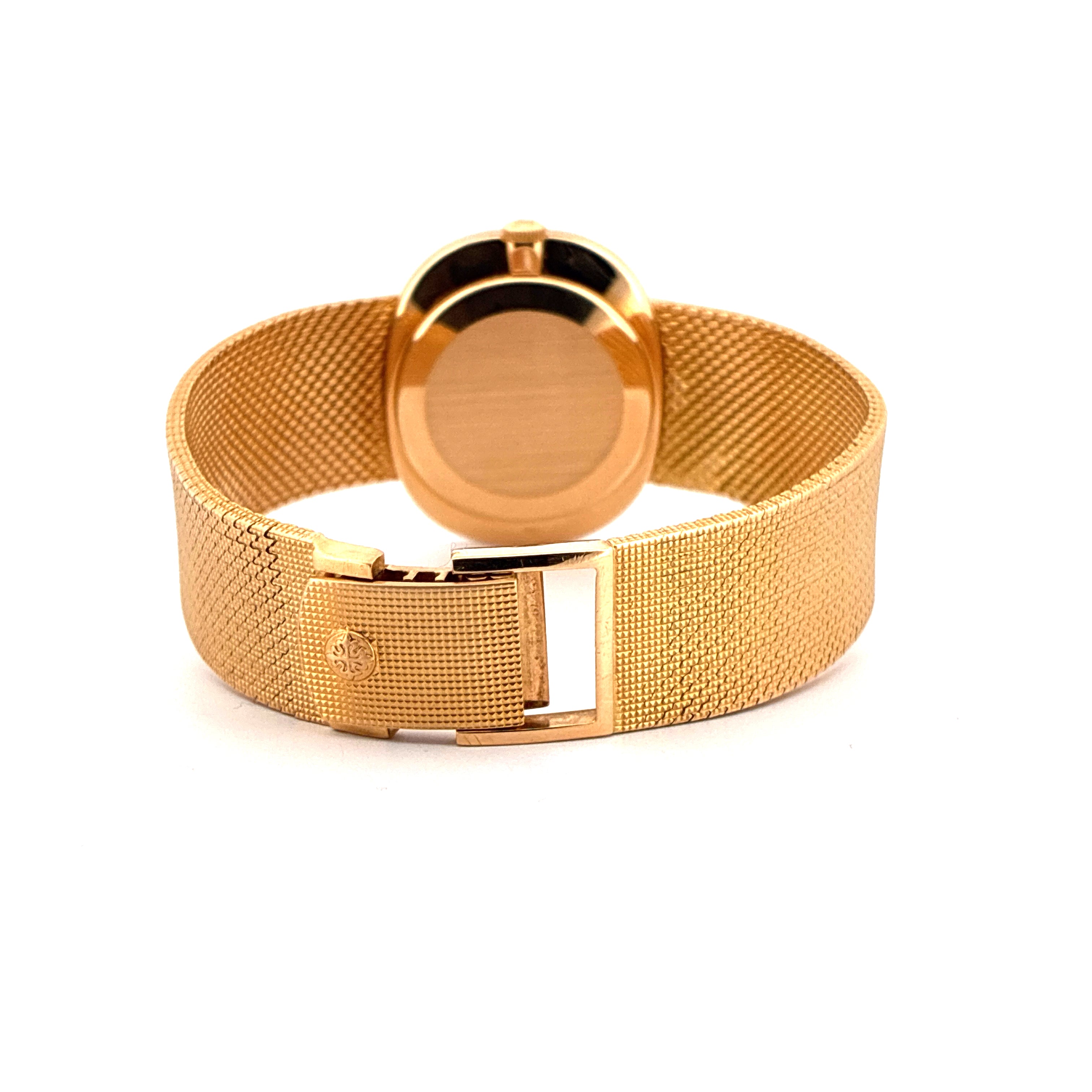 Patek Philippe Ellipse d'Or aus Gelbgold, Rückansicht mit feinem Milanaise-Armband und Schließe