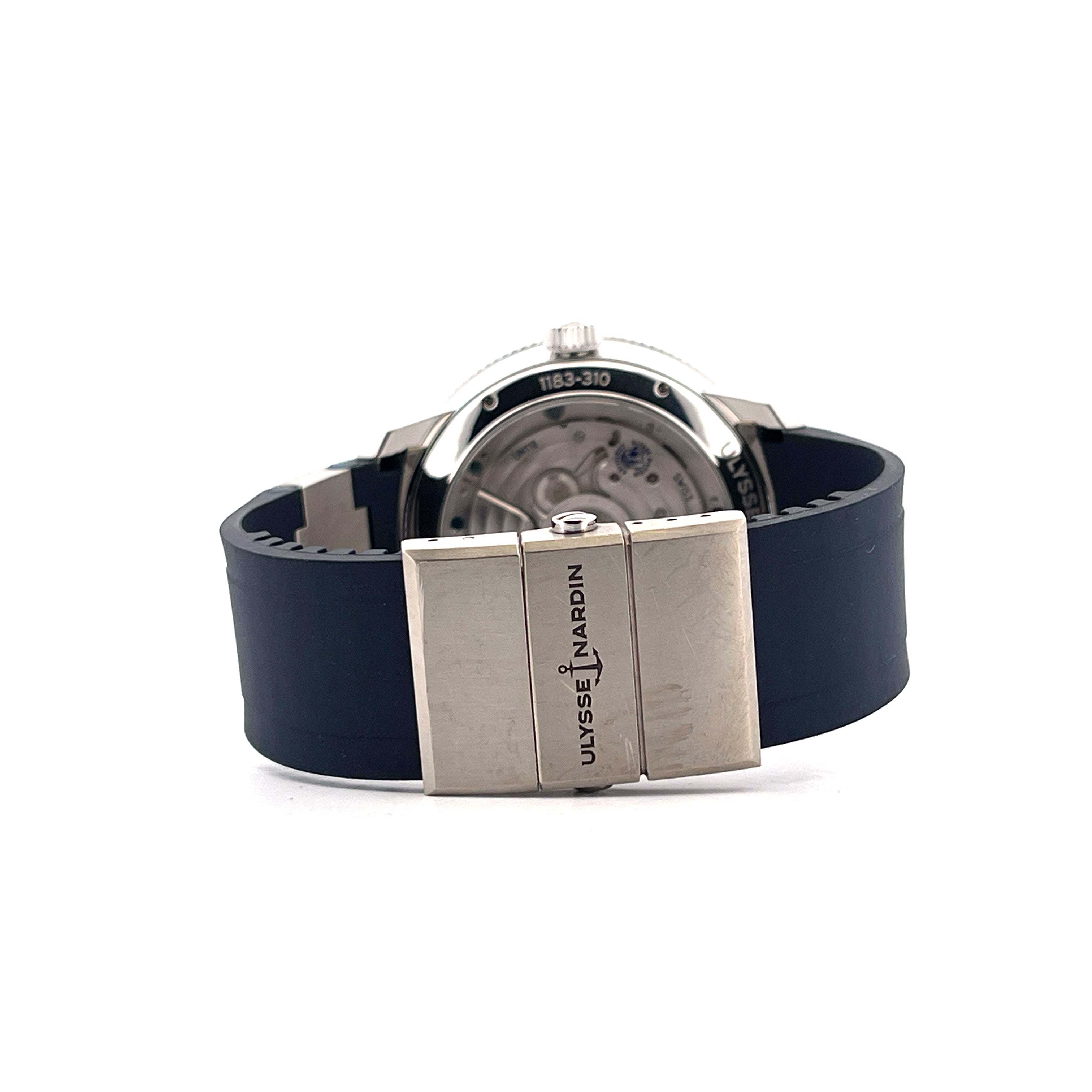 Rückansicht einer Ulysse Nardin Marine Torpilleur mit Stahl-Faltschließe und schwarzem Kautschukarmband