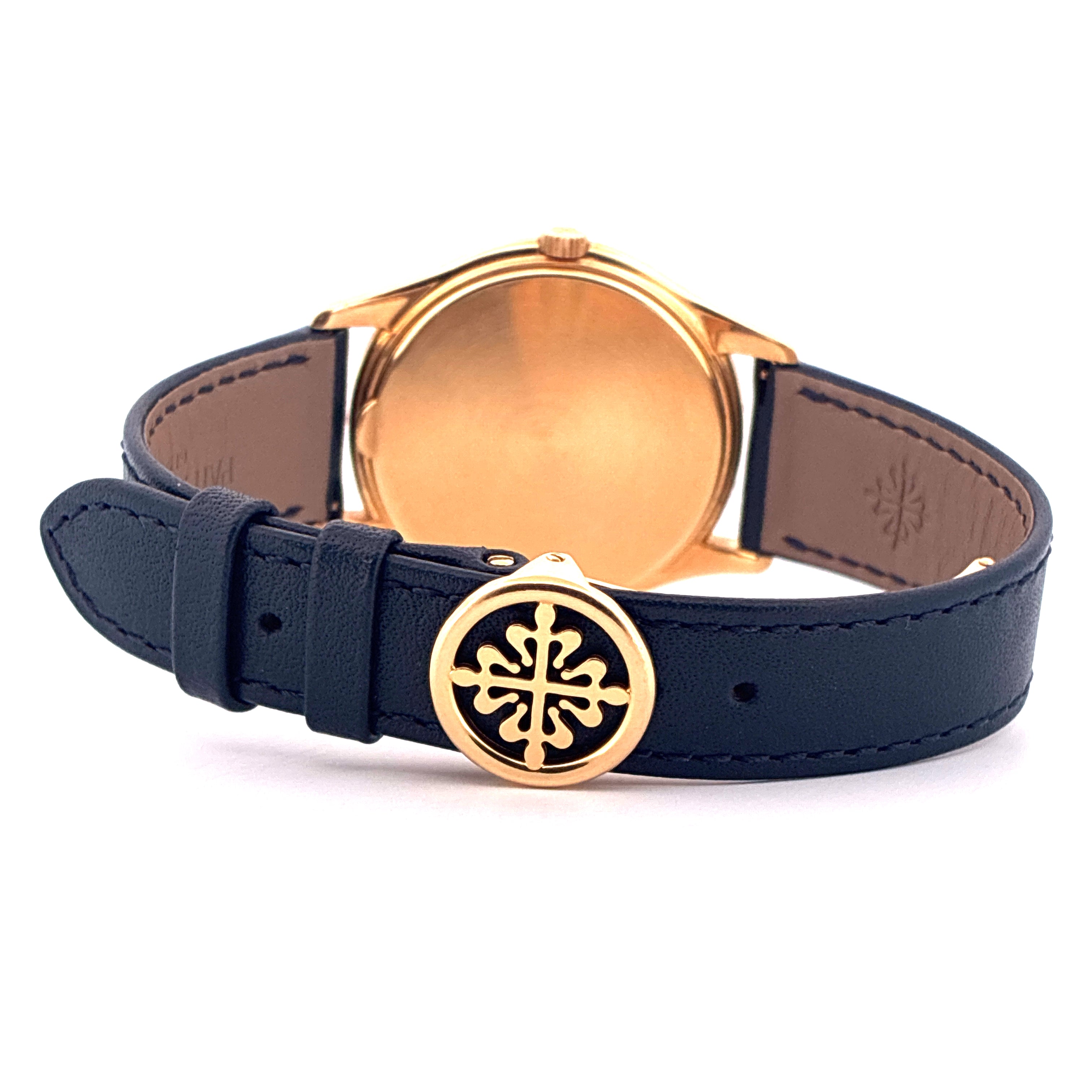 Patek Philippe 3940J-017 aus Gelbgold mit blauem Lederarmband und dem Patek Philippe Logo
