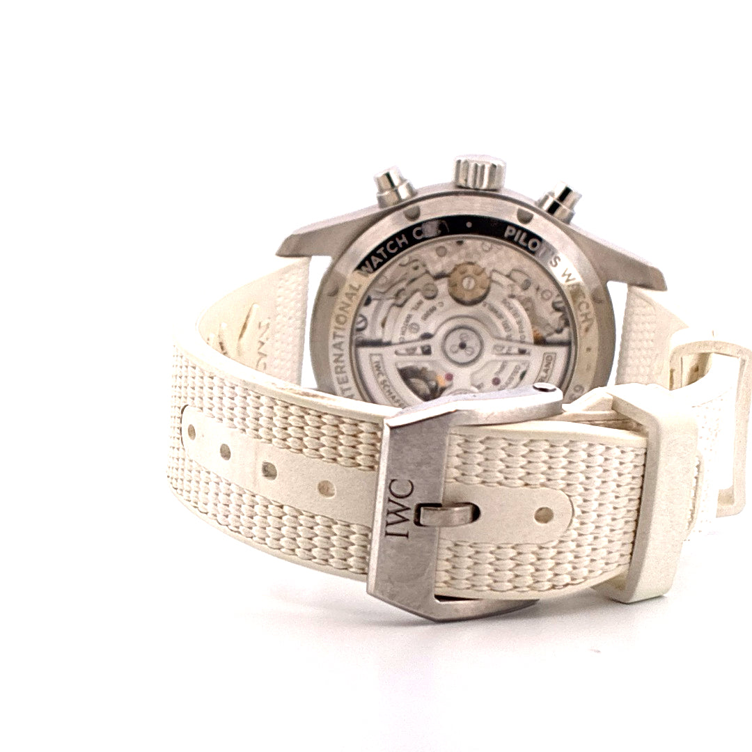 IWC Pilot's Watch Chronograph Rückseite mit Sichtboden und weißem Textilband