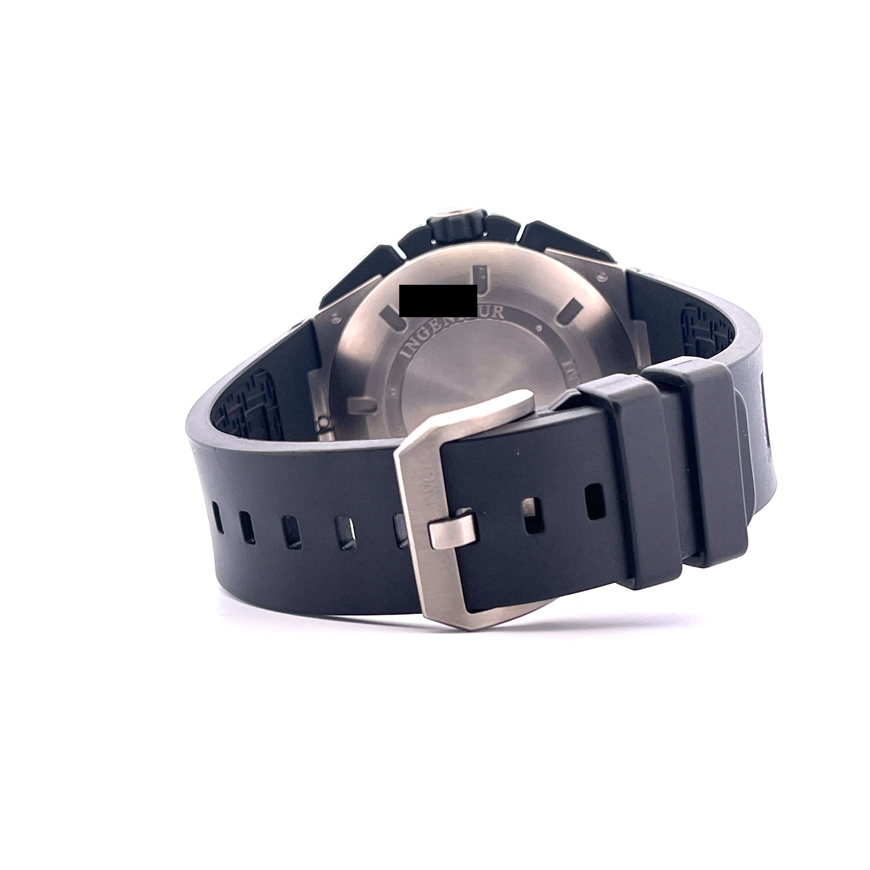 Rückansicht einer IWC Ingenieur Double Chronograph Titan mit schwarzem Kautschukarmband und Edelstahlschließe