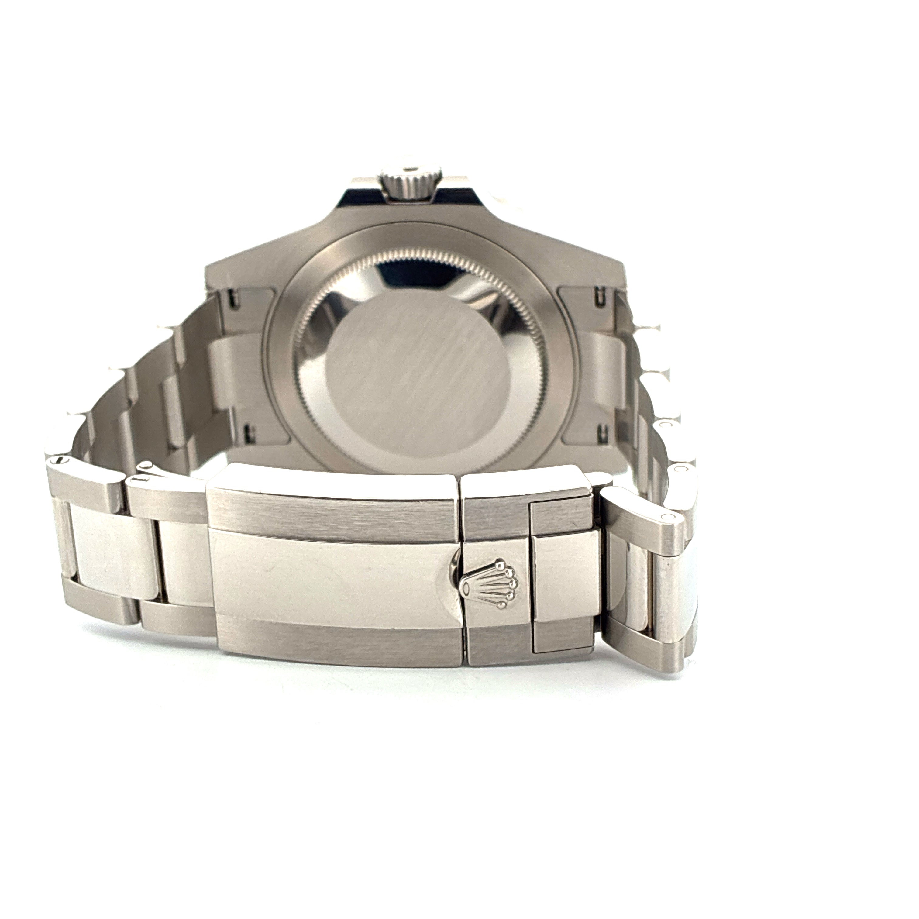 Rückseite einer Rolex GMT-Master II Batman aus Stahl mit Glidelock-Schließe auf weißem Hintergrund