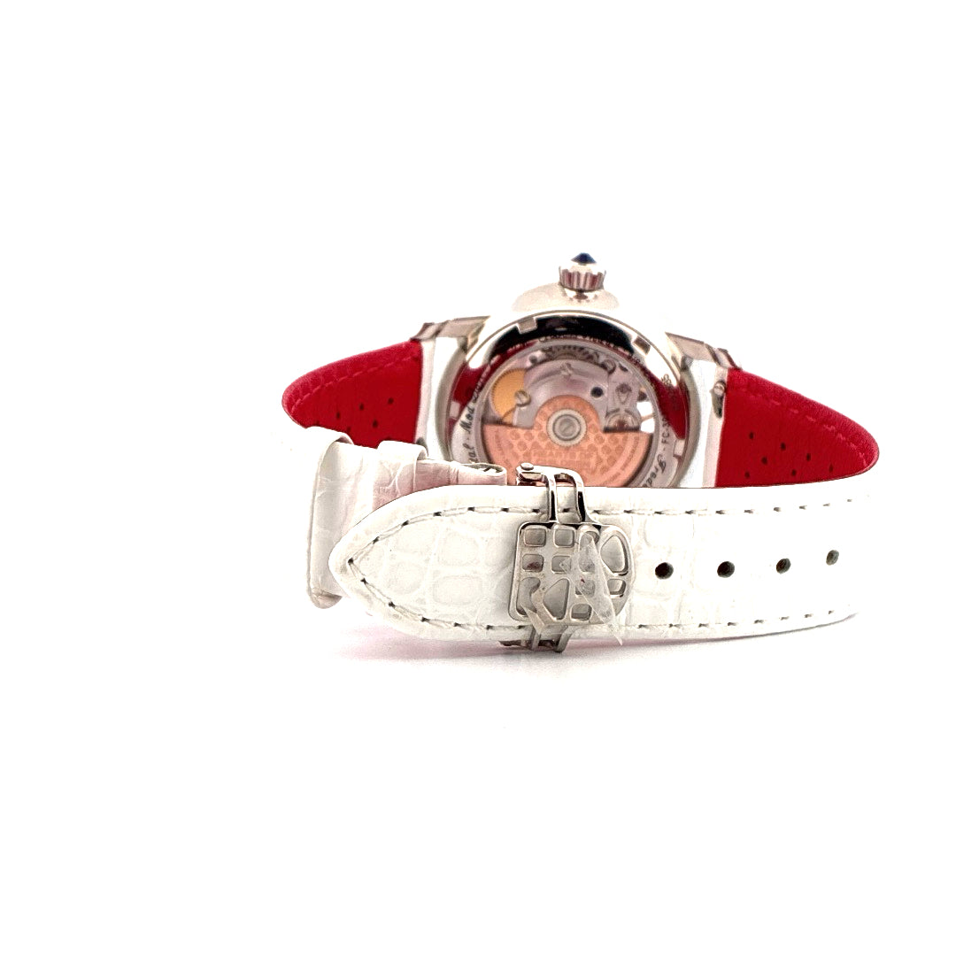 Rückansicht einer Frederique Constant Double Heart Beat mit weißem Kroko-Lederarmband und rotem Lederfutter