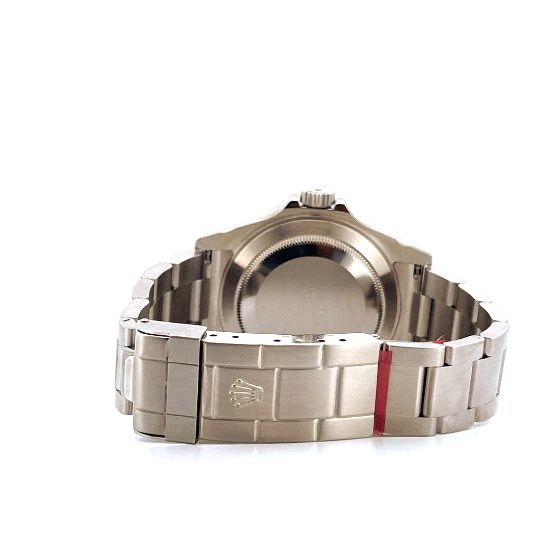 Rückansicht einer Rolex "Kermit" Submariner Date mit Edelstahlarmband und gestempelter Schließe auf weißem Hintergrund