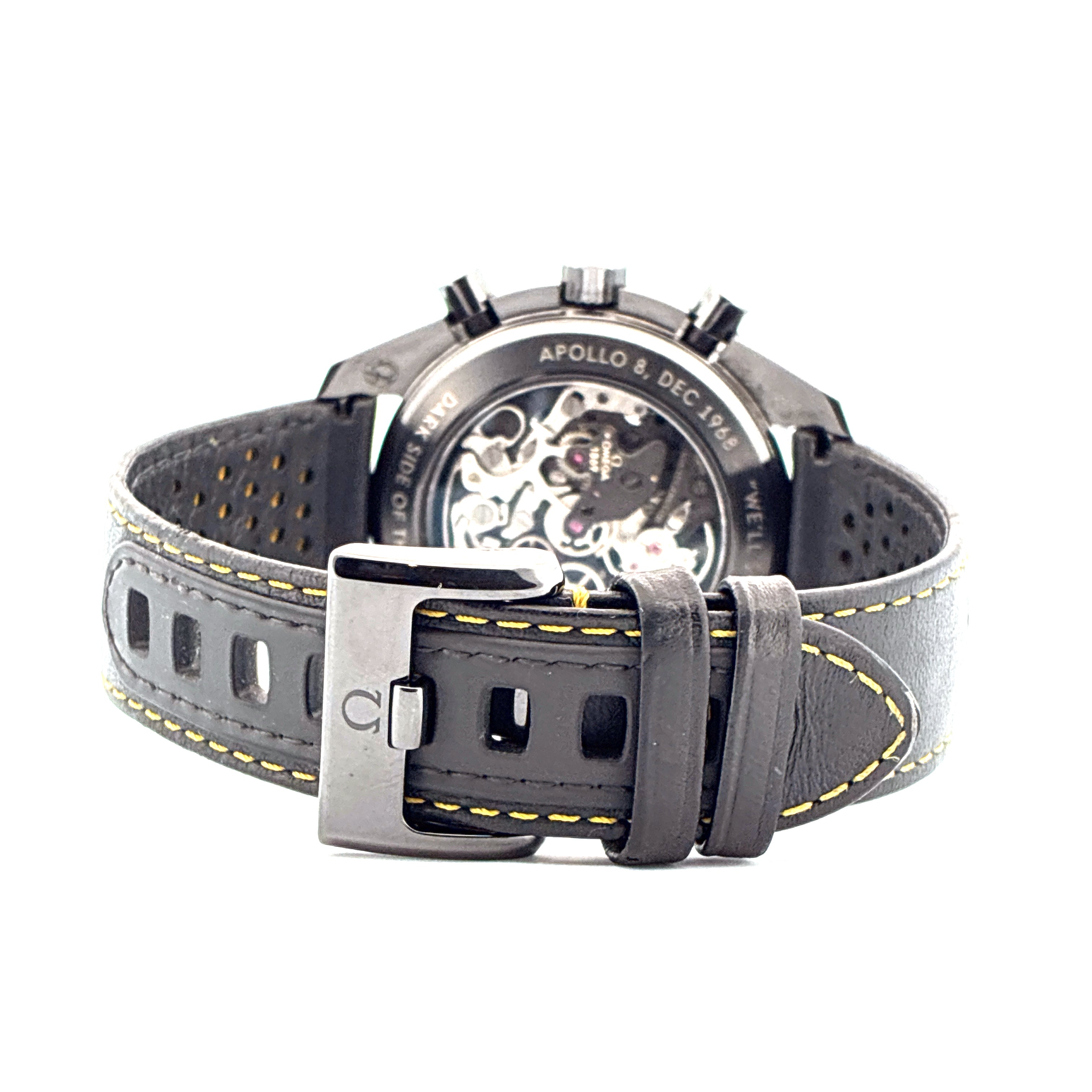 Rückansicht einer Omega Speedmaster Apollo 8 Keramikuhr mit Sichtboden und schwarzem Lederarmband