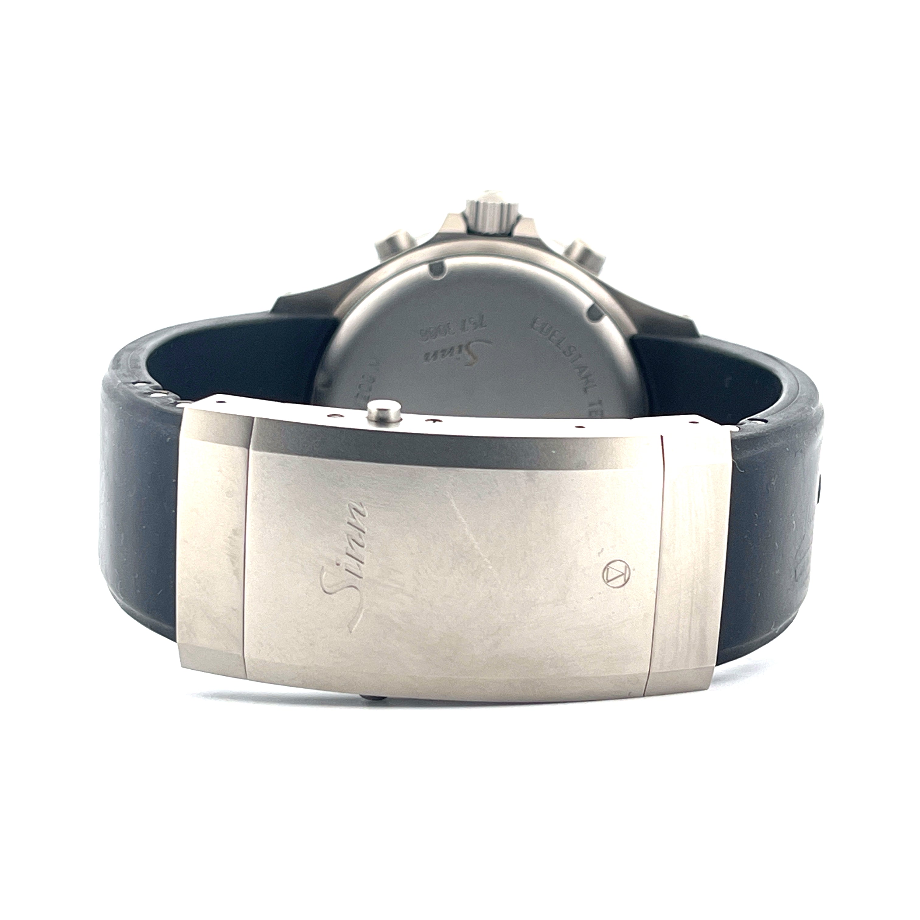 Rückansicht einer Sinn 757 UTC mit Edelstahlschließe und schwarzem Kautschukband