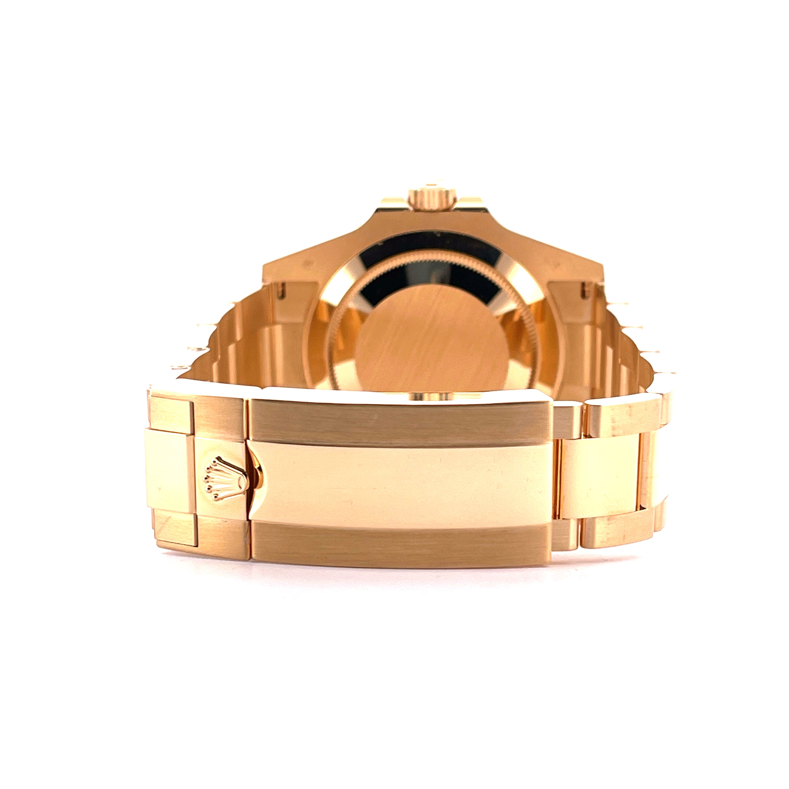 Rolex Submariner Date 126618LB aus Gelbgold mit Schließe von hinten auf weißem Hintergrund