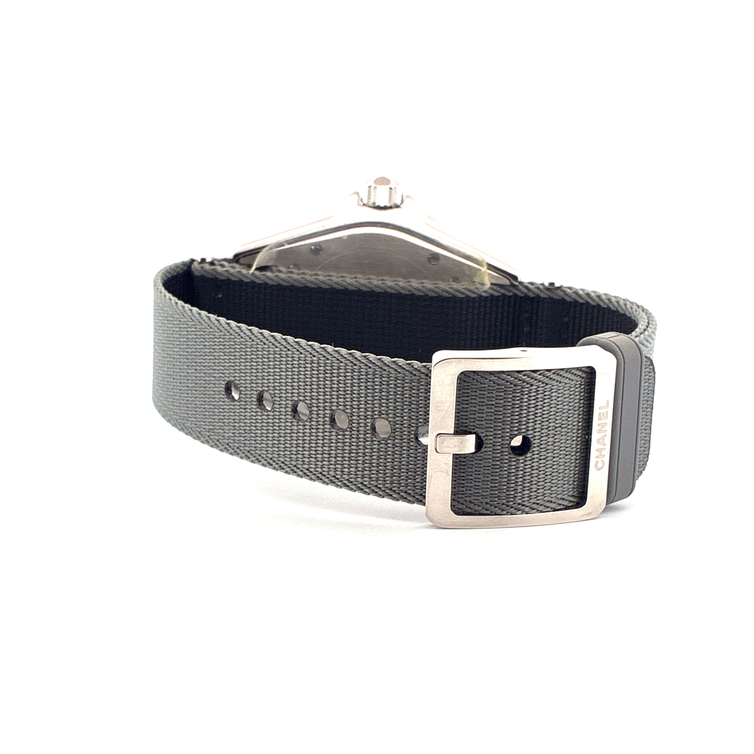 Chanel J12-g10, eine graue Textilarmbanduhr mit silberner Schließe
