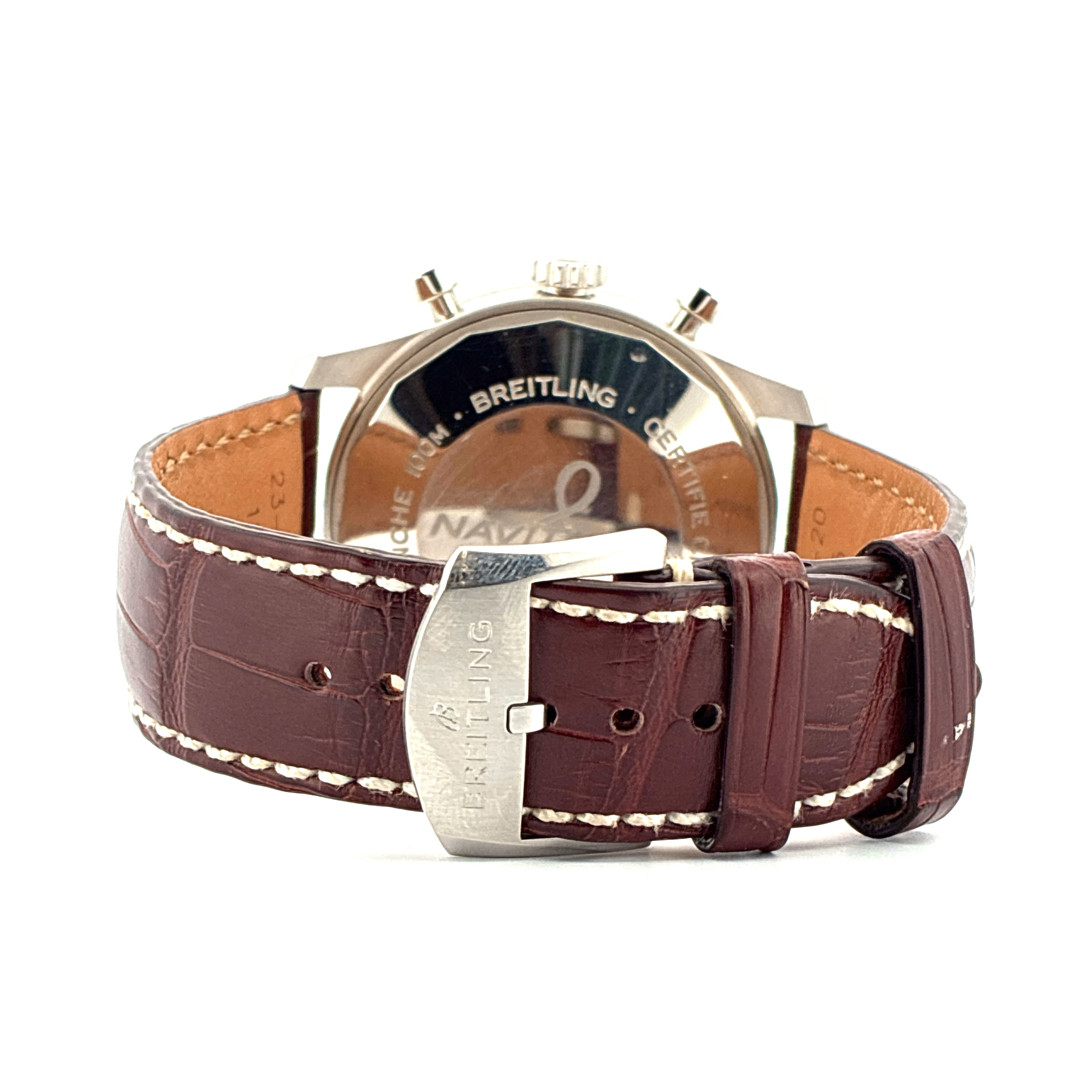 Breitling Navitimer 8 Chronograph Rückseite mit Lederarmband und Dornschliesse mit Prägung