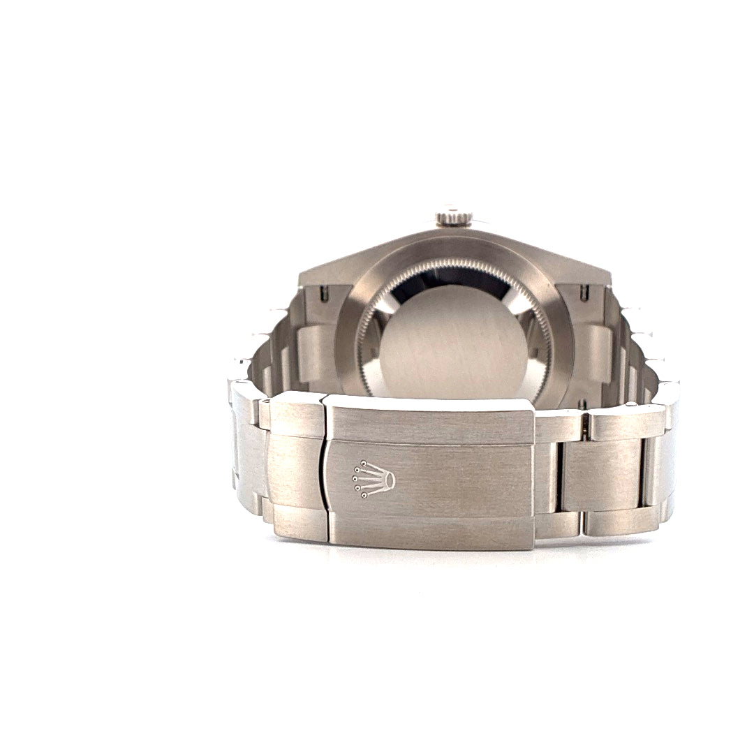 Rückansicht einer Rolex Oyster Perpetual 41 Celebration mit Stahlschließe und dem Rolex Kronenlogo