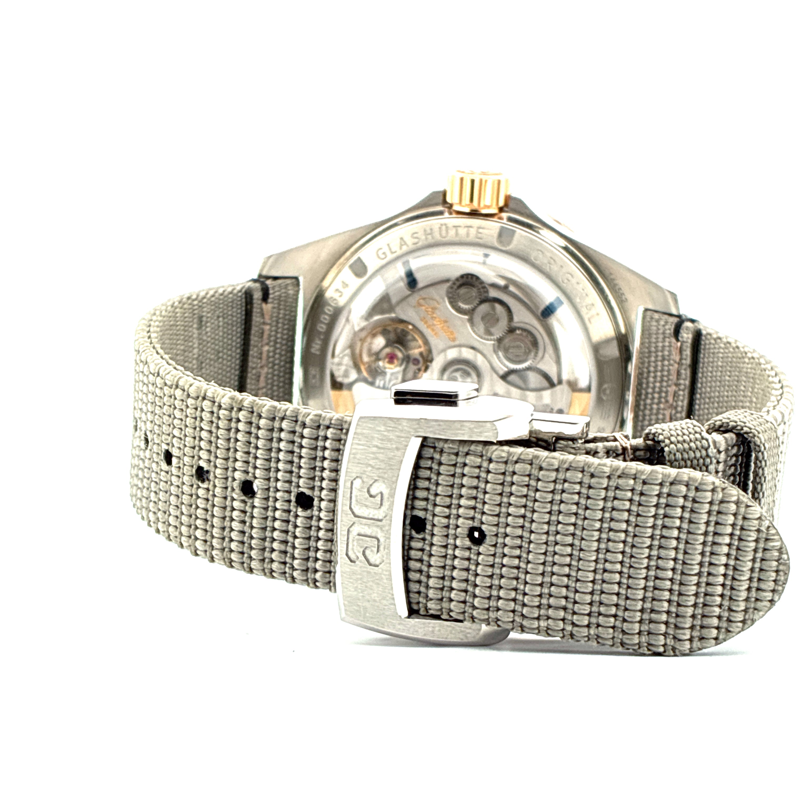 Detailansicht der Rückseite einer Glashütte Original SeaQ mit grauem Stoffband und Stiftschließe
