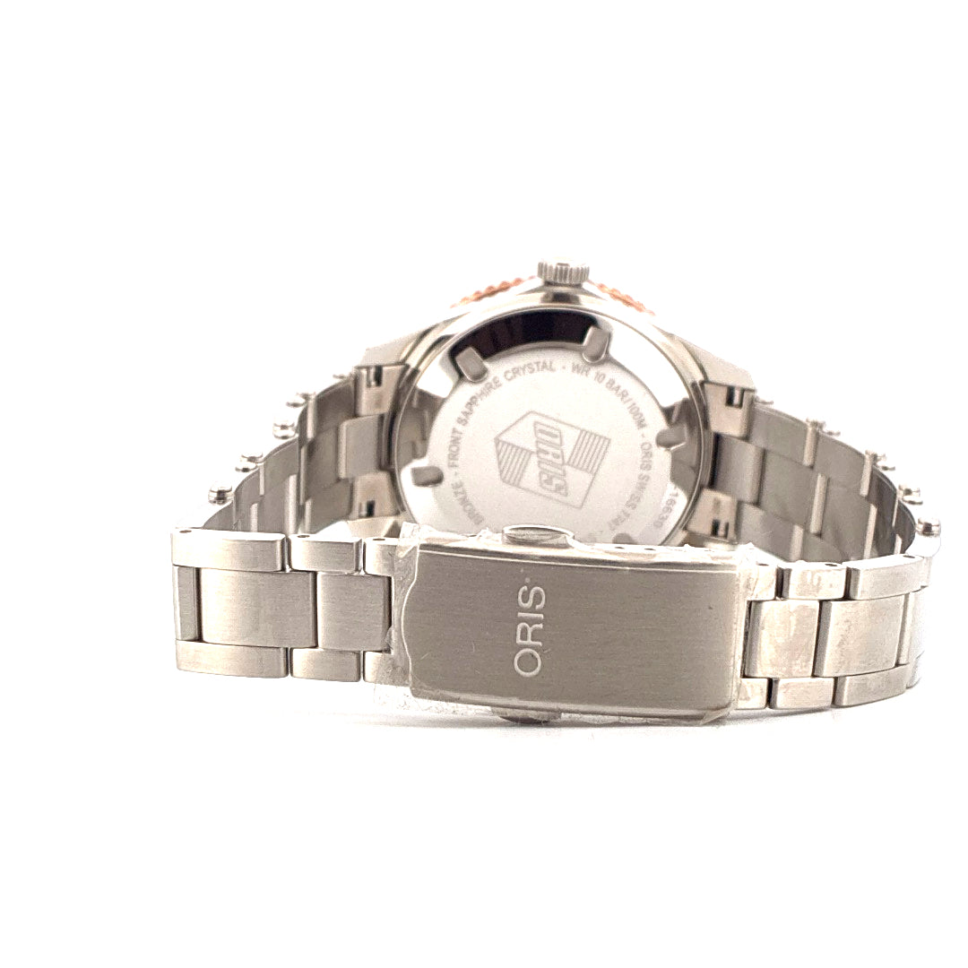 Rückansicht einer neuen Oris Divers Sixty Five Uhr aus Edelstahl mit Logo und Wasserdichtigkeitshinweis