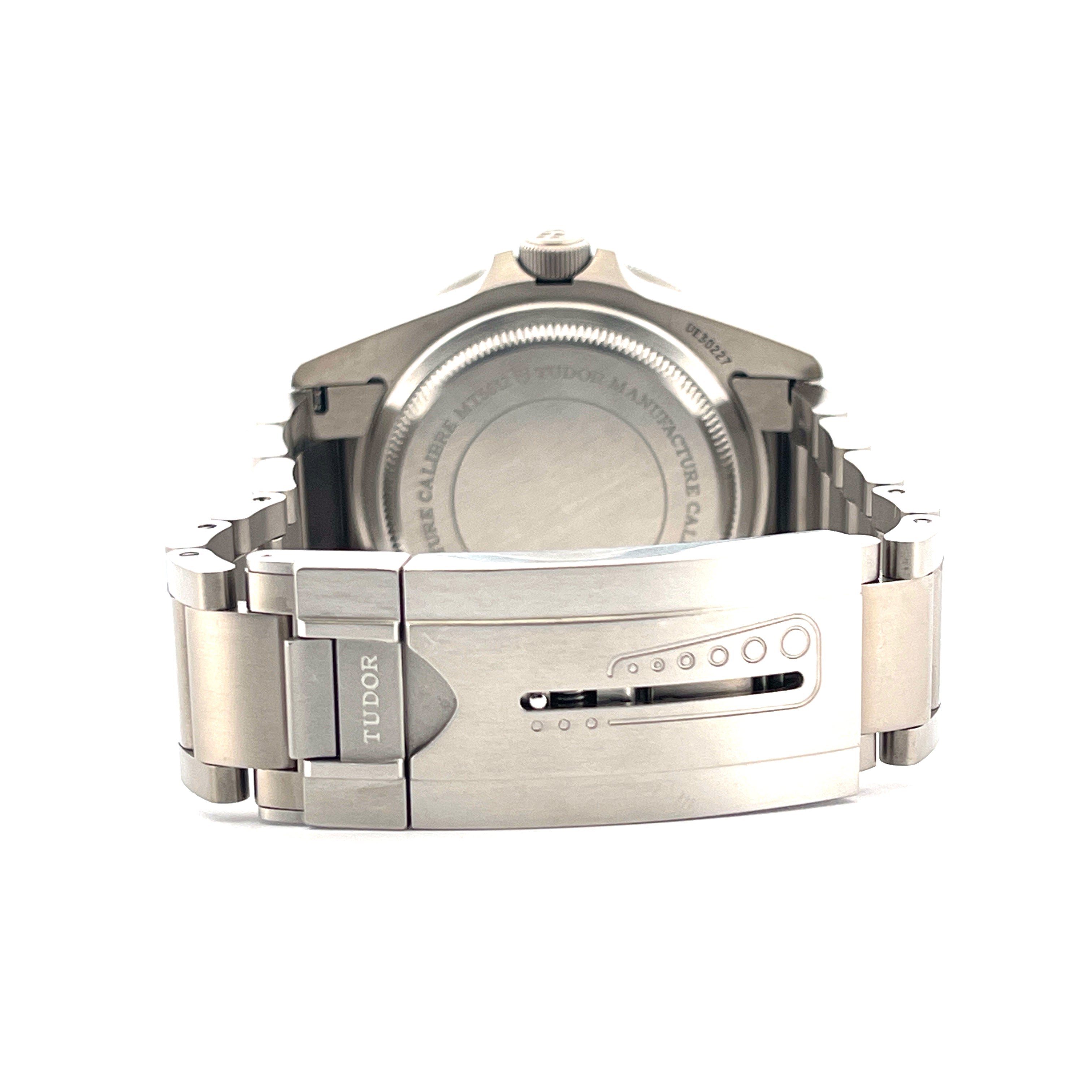 Tudor Pelagos Rückansicht mit Titan-Gehäuse und Schließe mit Tudor-Logo