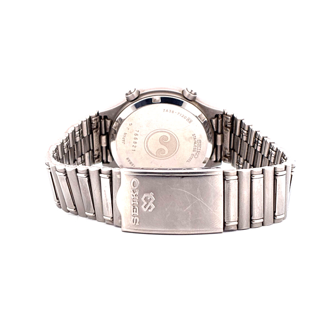 Rückansicht einer Seiko Chronograph Quarz 7A38-7120 aus Edelstahl mit geprägtem Logo auf der Schließe