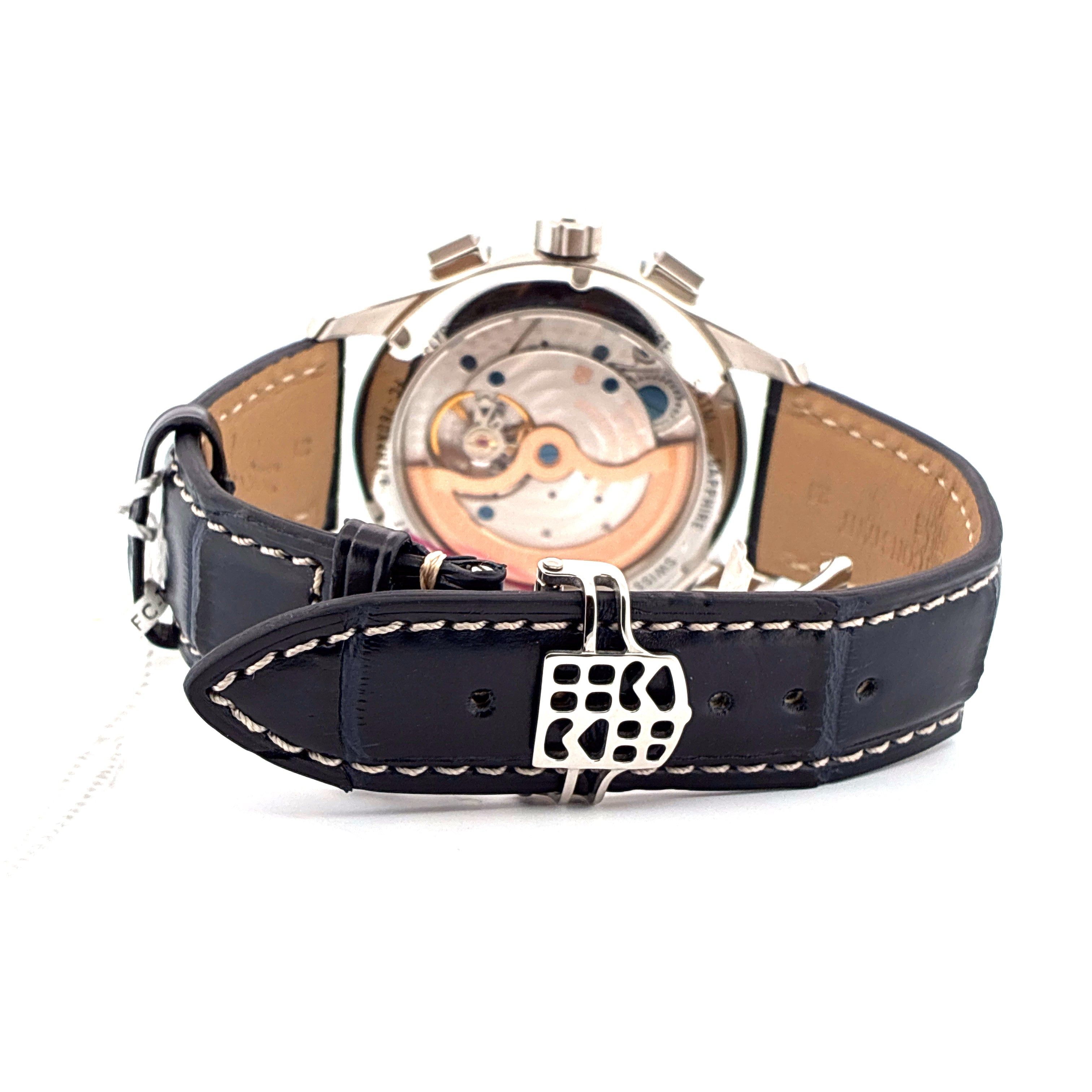 Frederique Constant Manufacture Flyback Chronograph mit schwarzem Lederarmband und Sichtboden Rückseite auf weißem Hinterg…