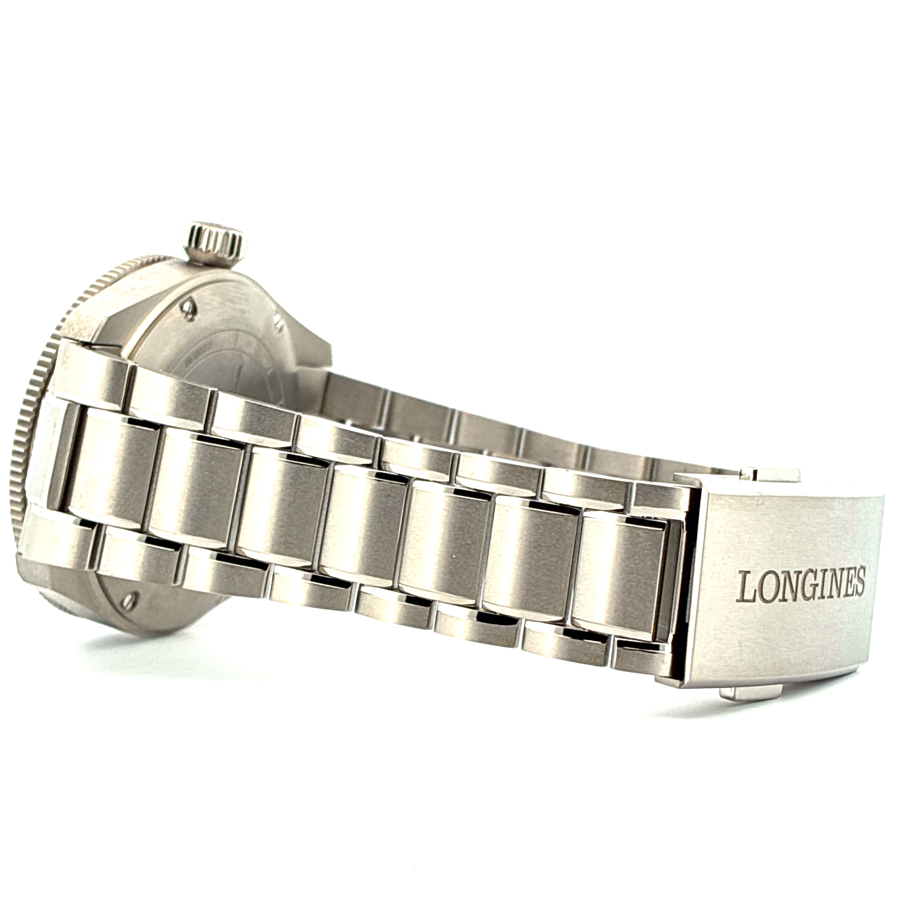 Longines Spirit Zulu Time 39mm Armband aus Edelstahl mit Longines Logo auf der Schliesse Seitenansicht