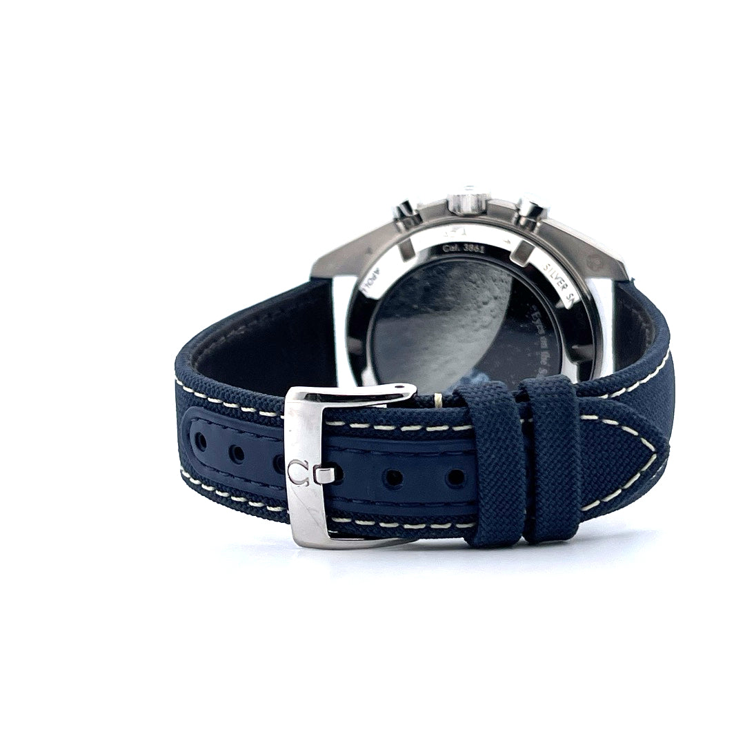 Rückansicht einer Omega Speedmaster Silver Snoopy Award Uhr aus Edelstahl mit dunkelblauem Stoffarmband und silberner Dornschliesse