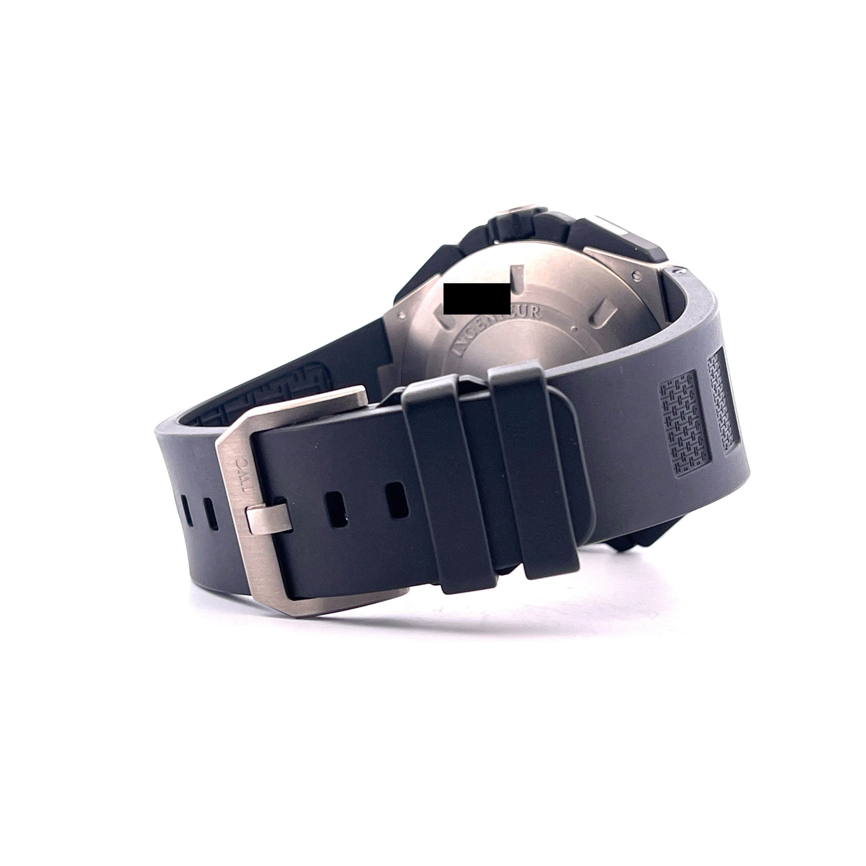 Rückansicht einer IWC Ingenieur Double Chronograph Titan mit schwarzem Kautschukband und stählerner Schließe