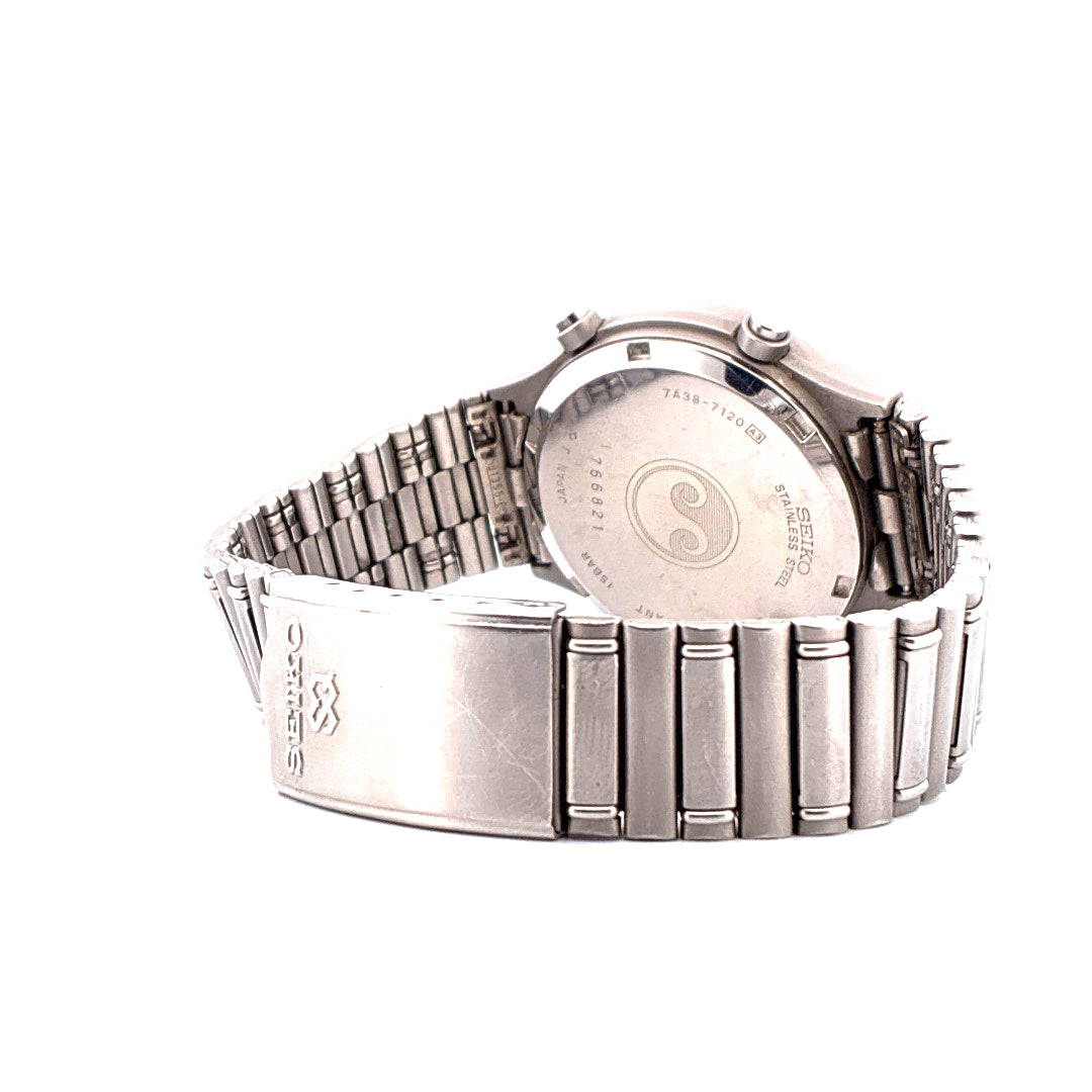 Seiko Chronograph Quarz Rückseite Edelstahl Armband gut erhalten auf weißem Hintergrund