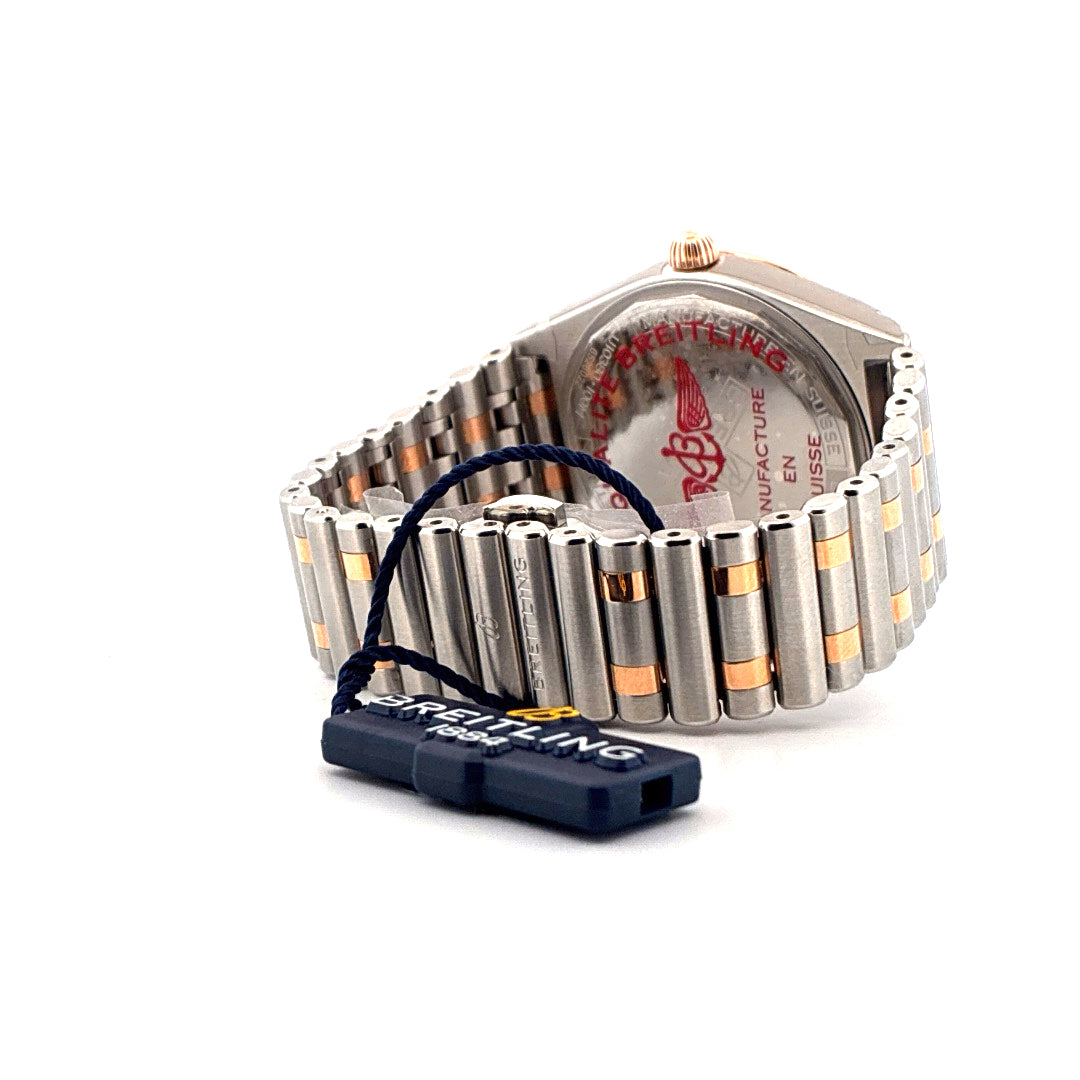 Rückansicht einer Breitling Chronomat Lady 36mm mit bicolor Stahl- und Goldarmband und Anhänger