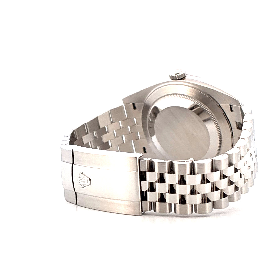 Rolex Datejust 41 Uhr von der Seite mit Stahlarmband und Schließe auf weißem Hintergrund