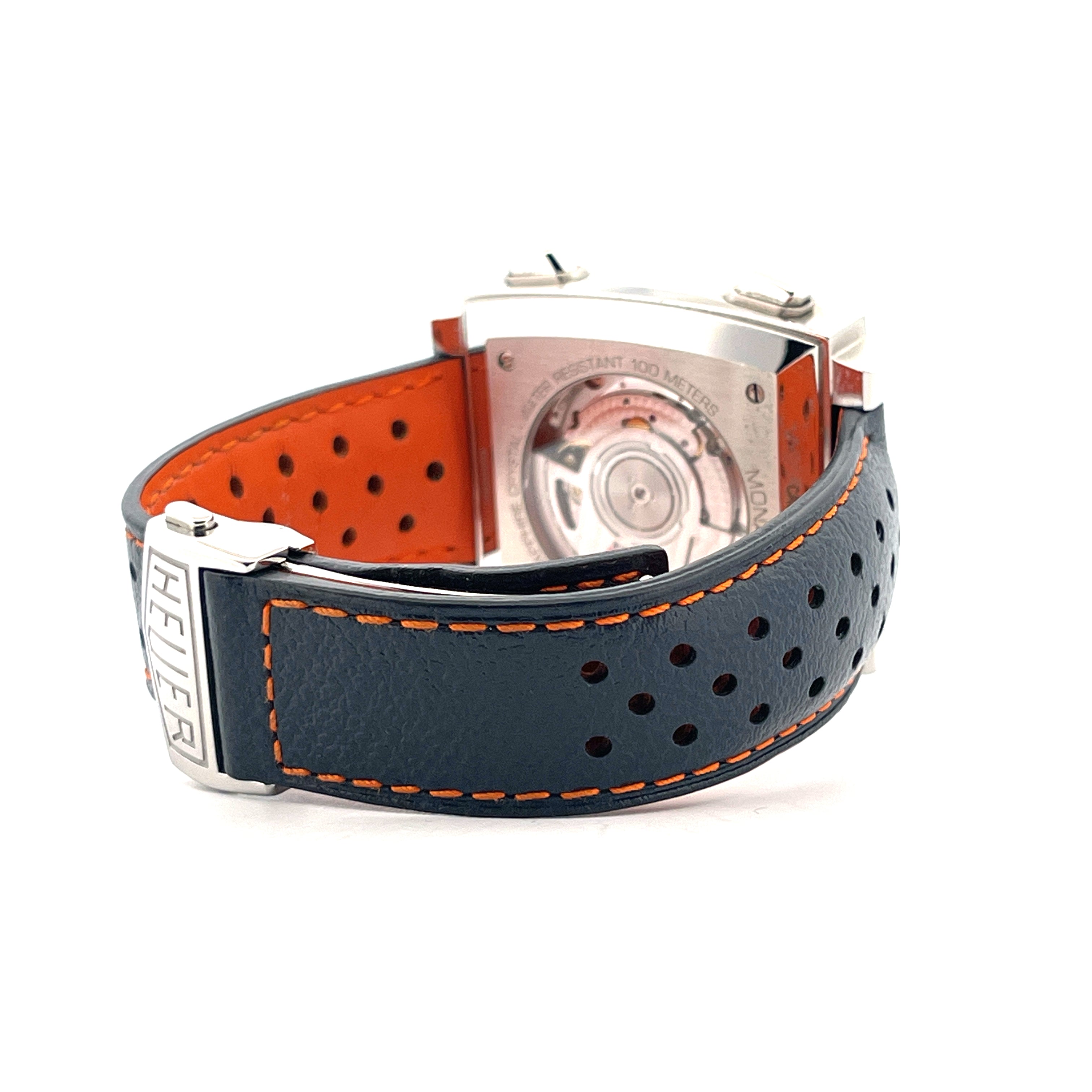 Tag Heuer Monaco Gulf: Rückansicht mit Stahlgehäuse, orangem Lederarmband und Sichtboden