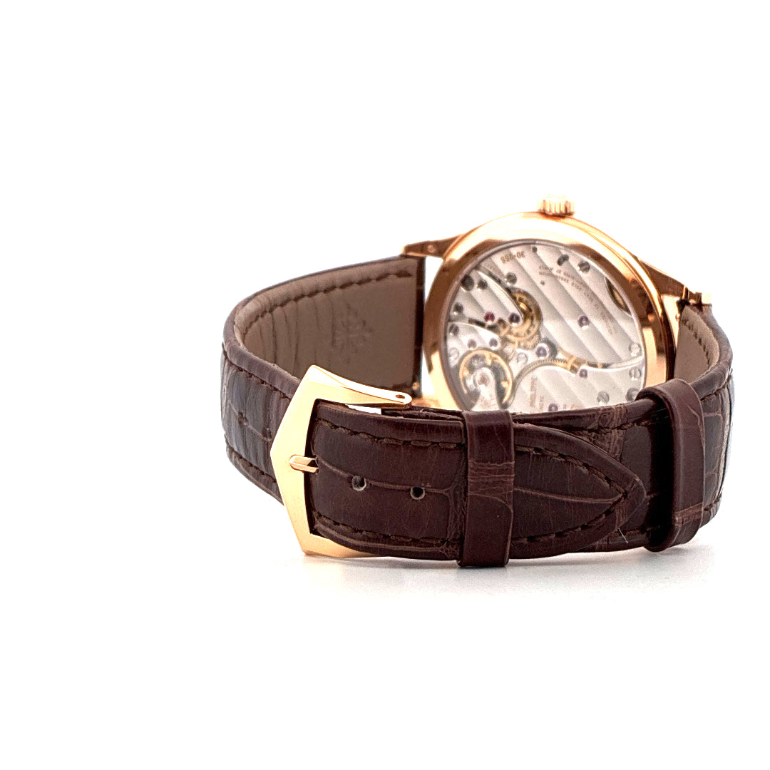 Patek Philippe Calatrava 6119R Rückseite mit offenem Werk und braunem Lederarmband mit Goldschließe