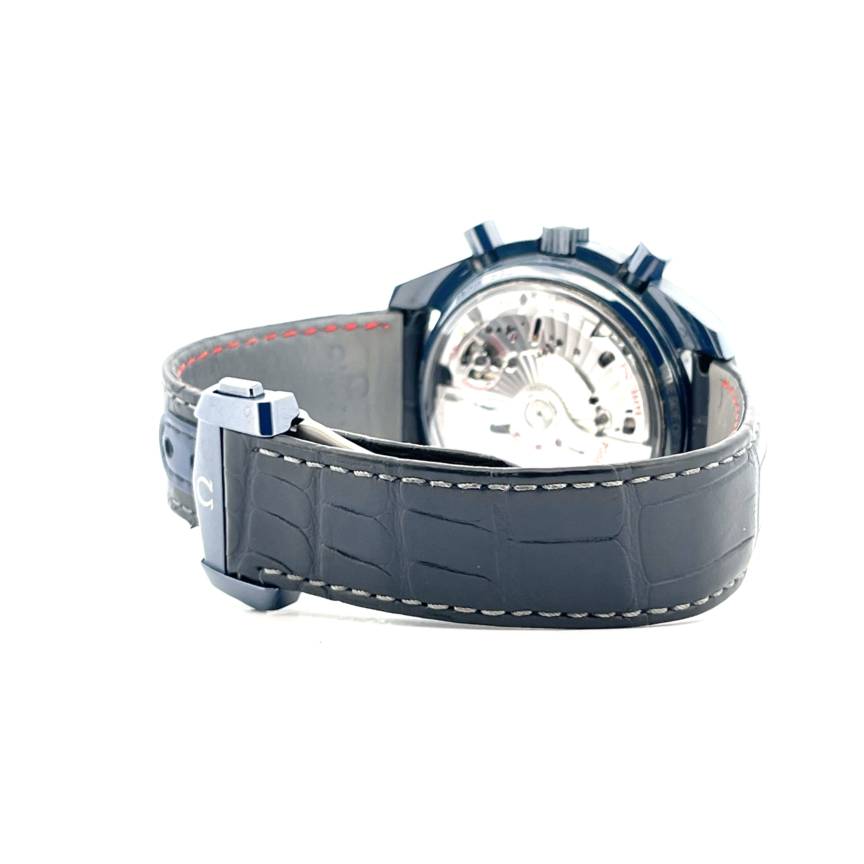 Omega Speedmaster Moonwatch Rückseite mit Sichtboden und blauem Keramikarmband mit Schließe