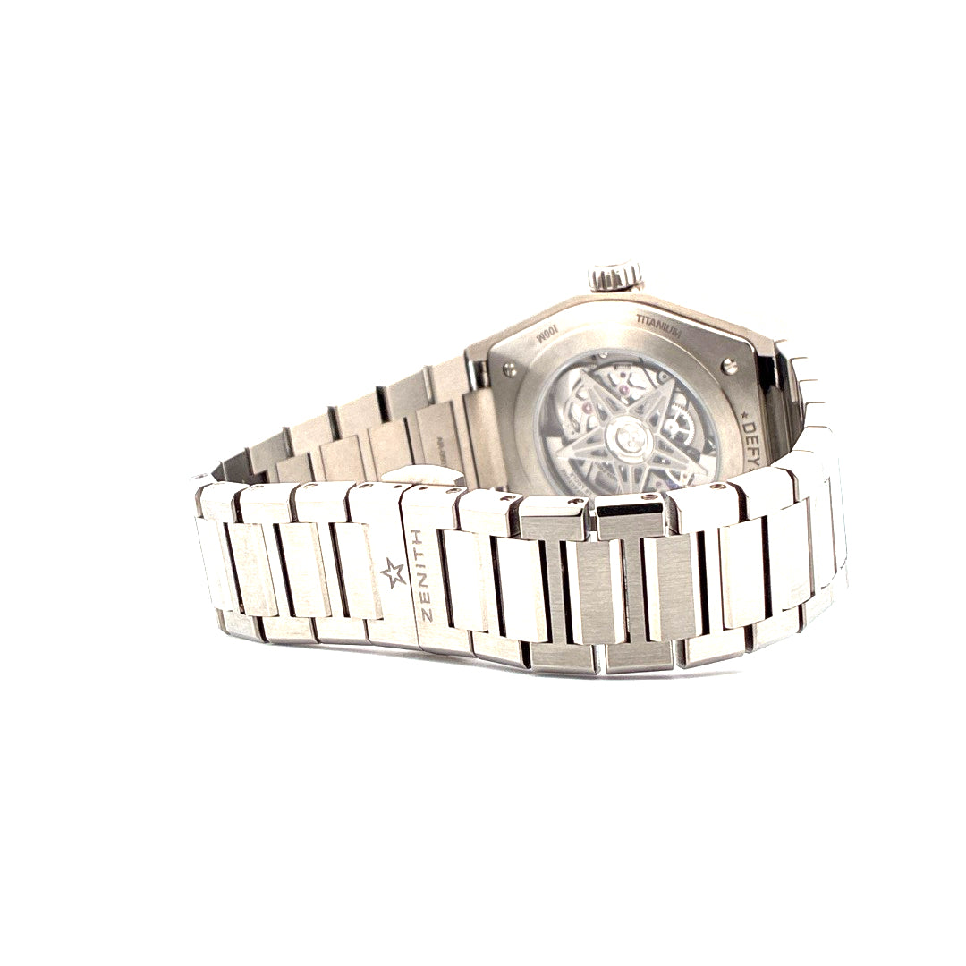 Zenith Defy Classic Titan 41 mm, Rückansicht des Gehäuses mit Sichtboden und Armband aus Titan