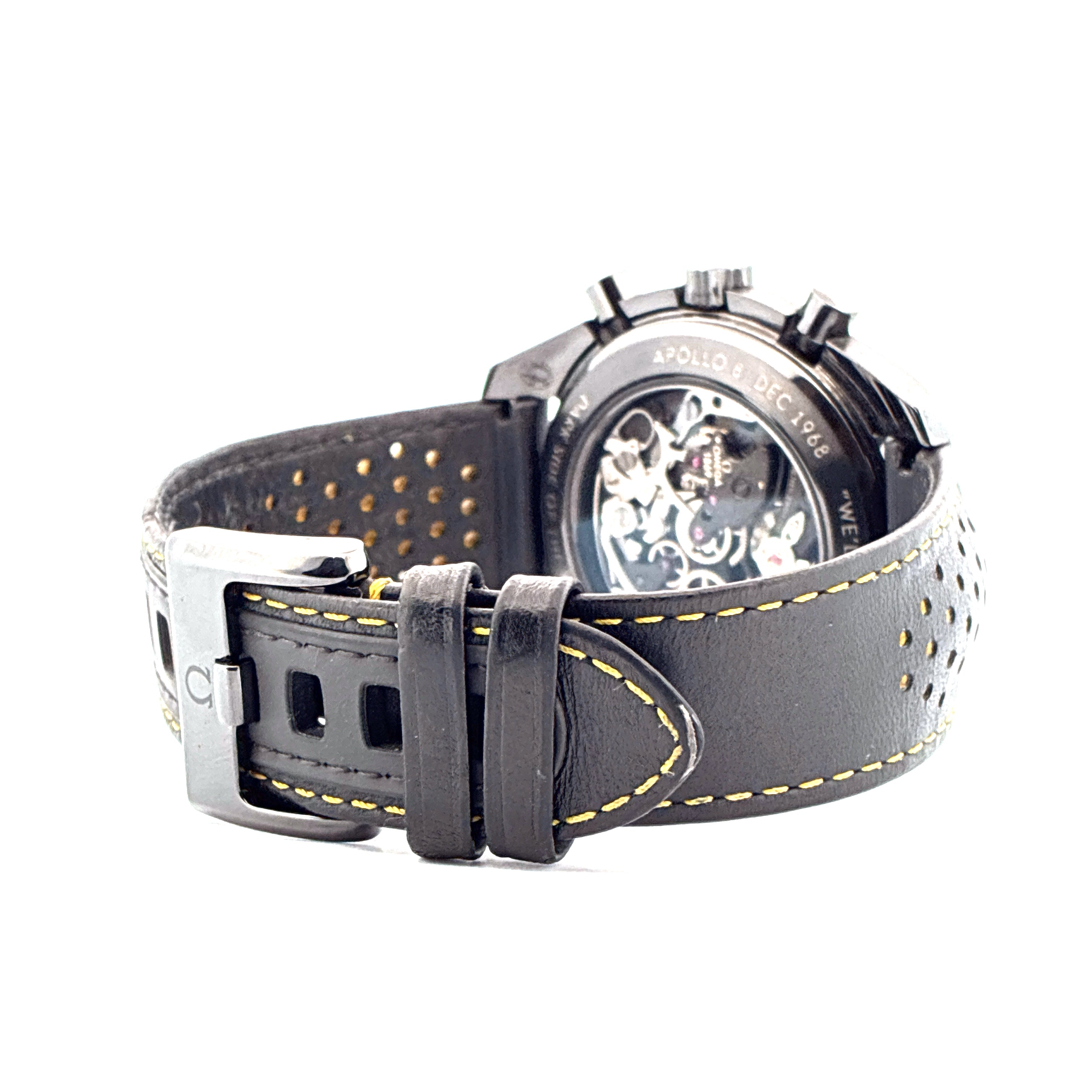 Omega Speedmaster Apollo 8 "Dark Side of the Moon" Keramik-Uhr mit schwarzem Lederarmband und gelber Naht mit Sichtboden auf weissem Hintergrund