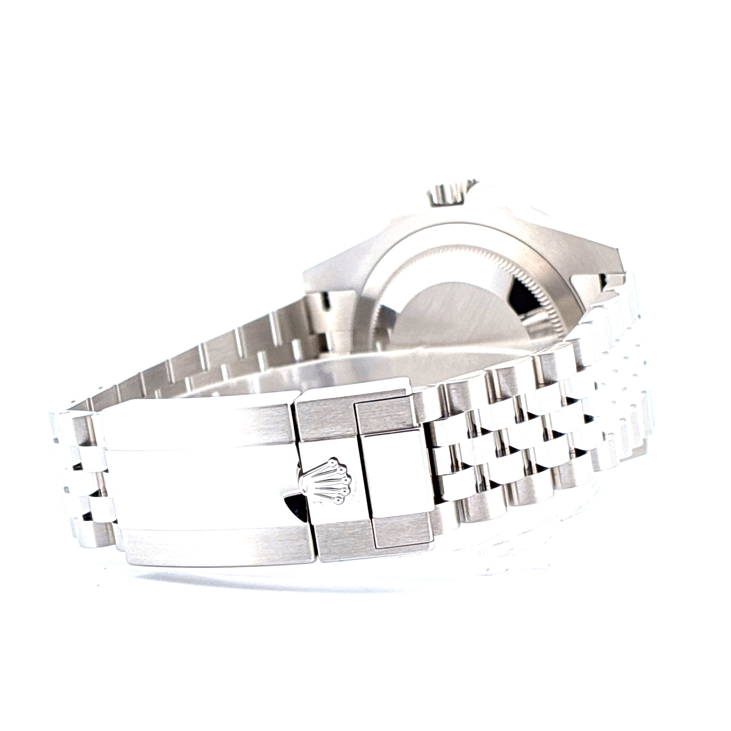 Rolex GMT-Master II Sprite Lefthand auf Jubilee-Armband mit Schließe im Detail auf weißem Hintergrund