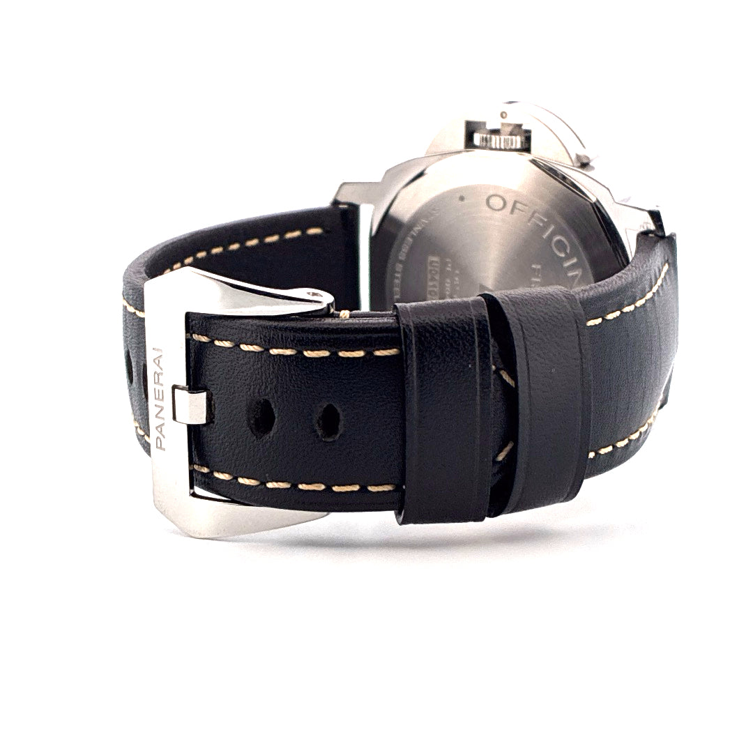 Rückansicht einer Panerai Luminor Base Logo Uhr mit schwarzem Lederarmband und Edelstahlschließe