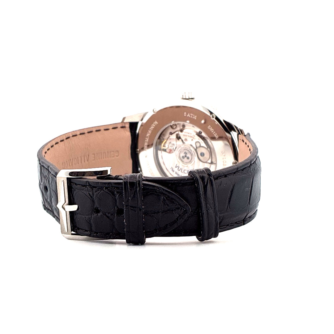 Vulcain 50s Presidents Moonphase Lederarmband Rückansicht auf weißem Hintergrund