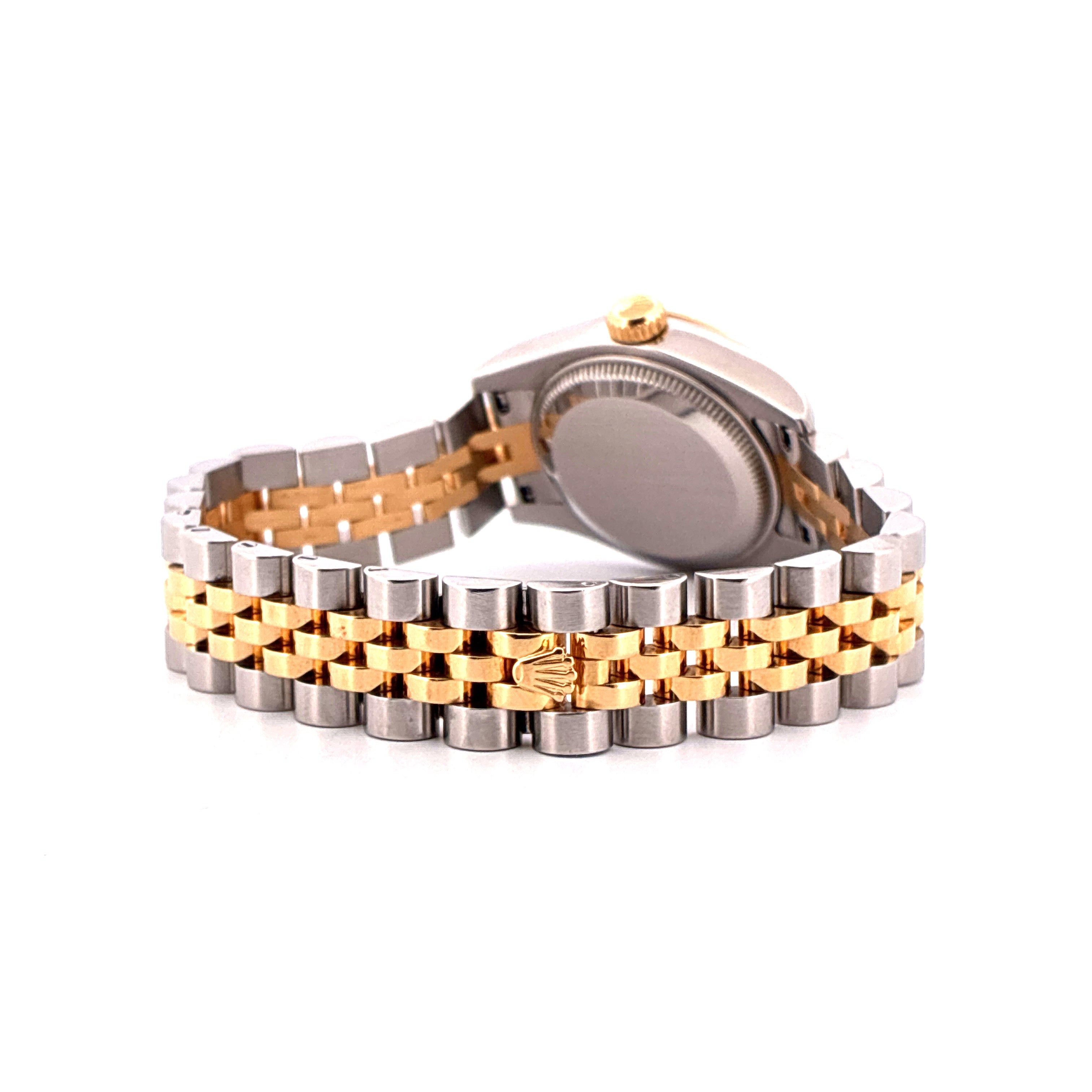 Seitenansicht einer Rolex Lady-Datejust Bicolor aus Gold und Stahl mit Jubilé-Armband auf weißem Hintergrund