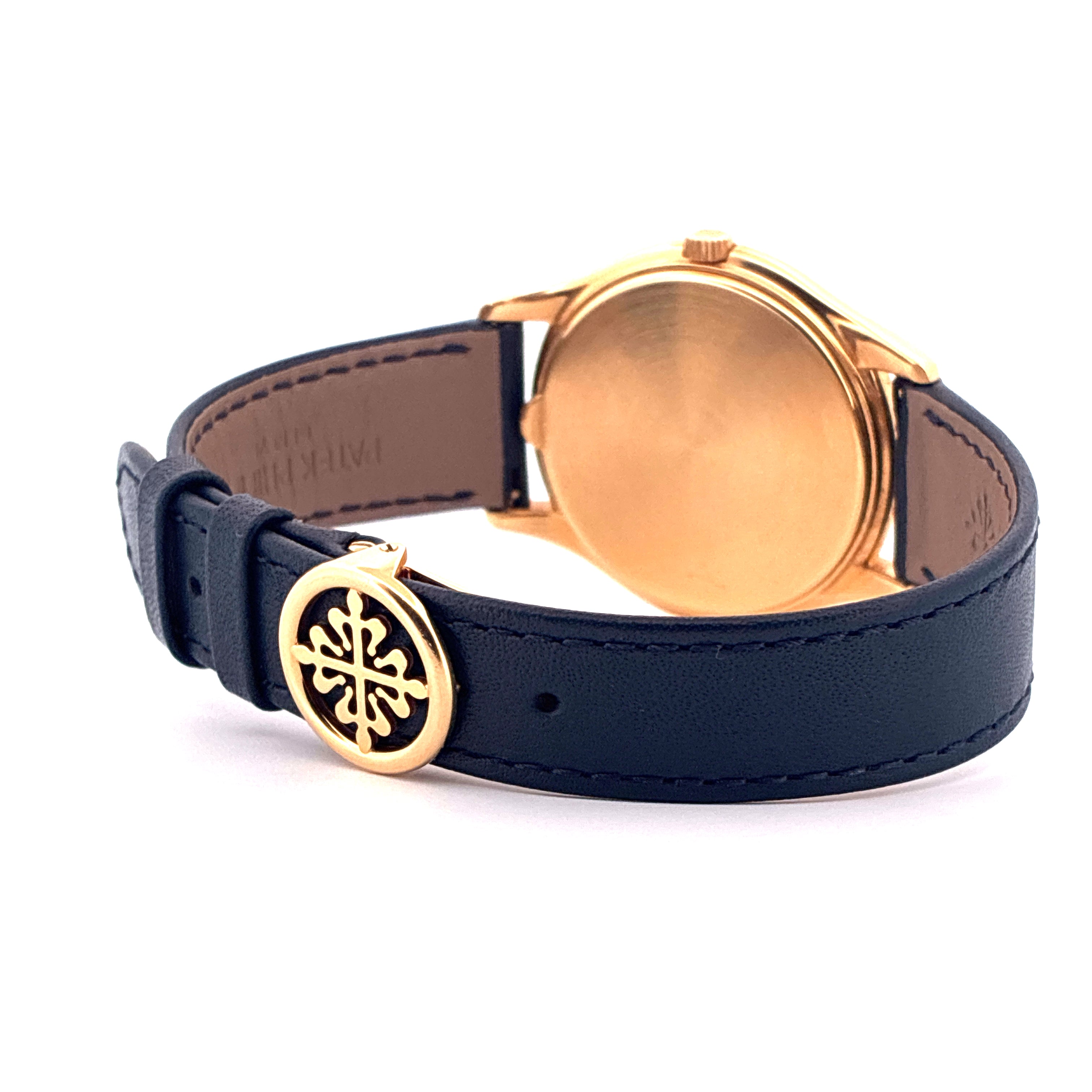 Patek Philippe Perpetual Calendar 3940J-017 aus Gelbgold mit schwarzem Lederarmband und Logo auf weißem Hintergrund