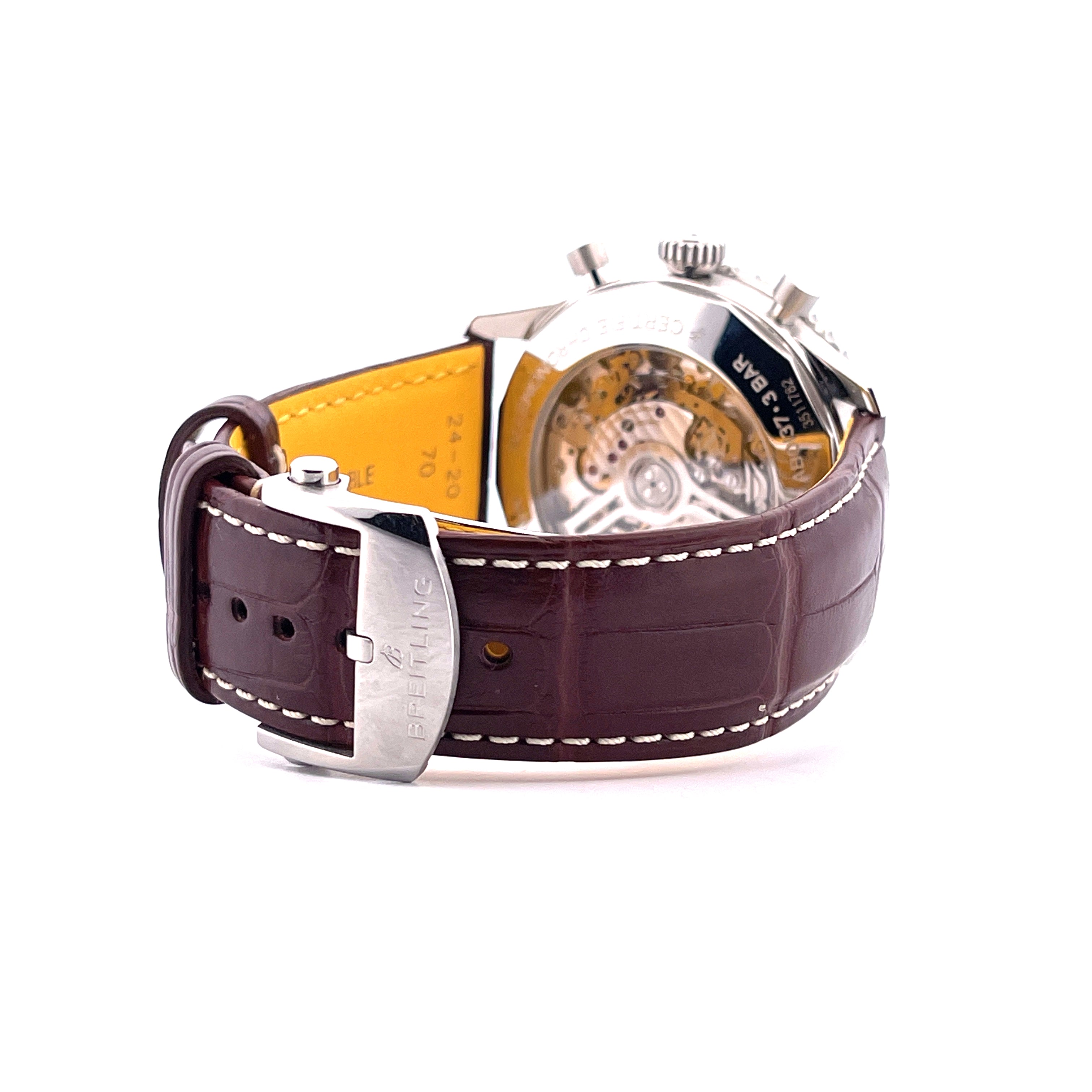 Rückseite einer Breitling Navitimer B01 mit braunem Lederarmband und Schließe
