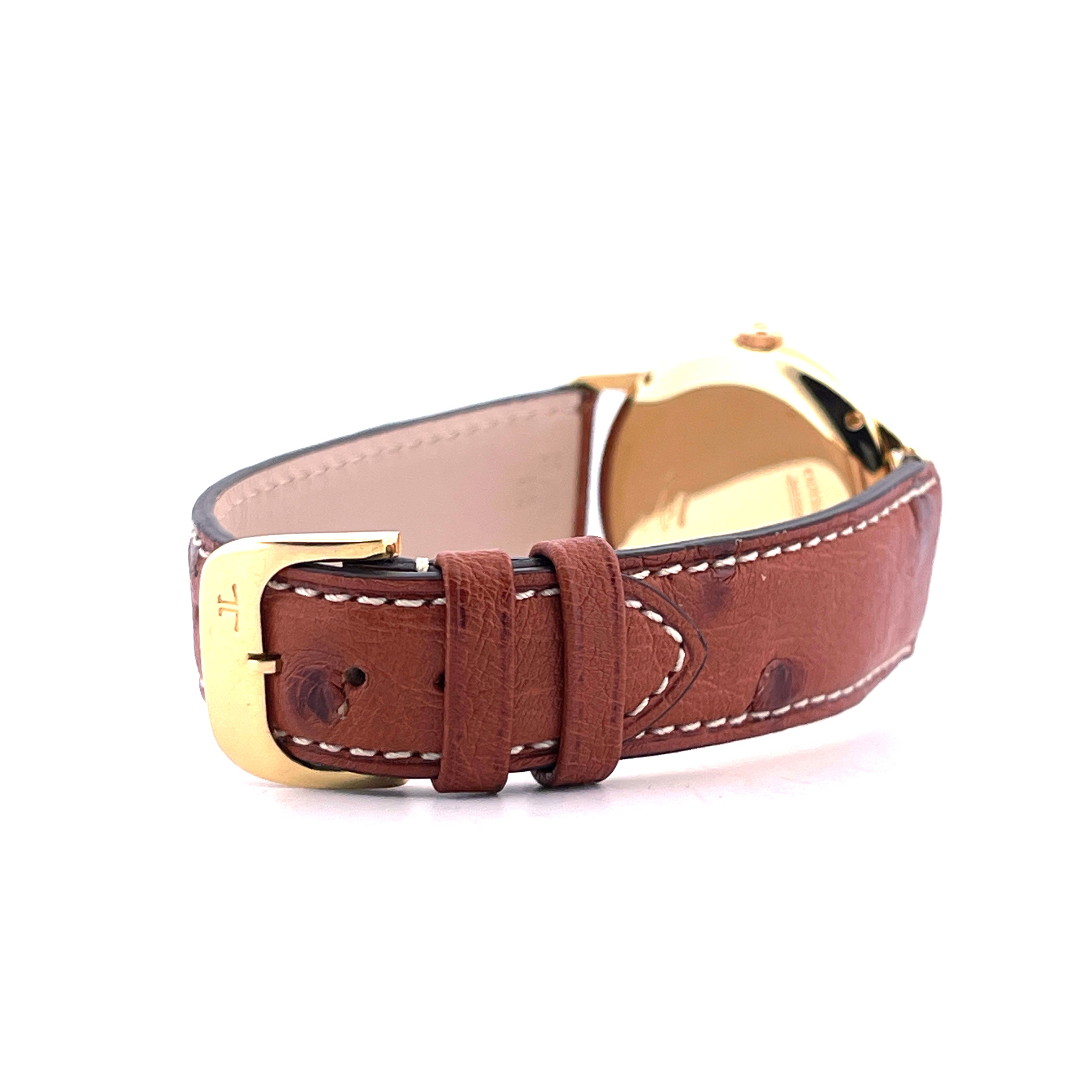 Seitenansicht einer Jaeger LeCoultre Odysseus Uhr mit goldenem Gehäuse und braunem Straußenlederarmband mit weißer Naht