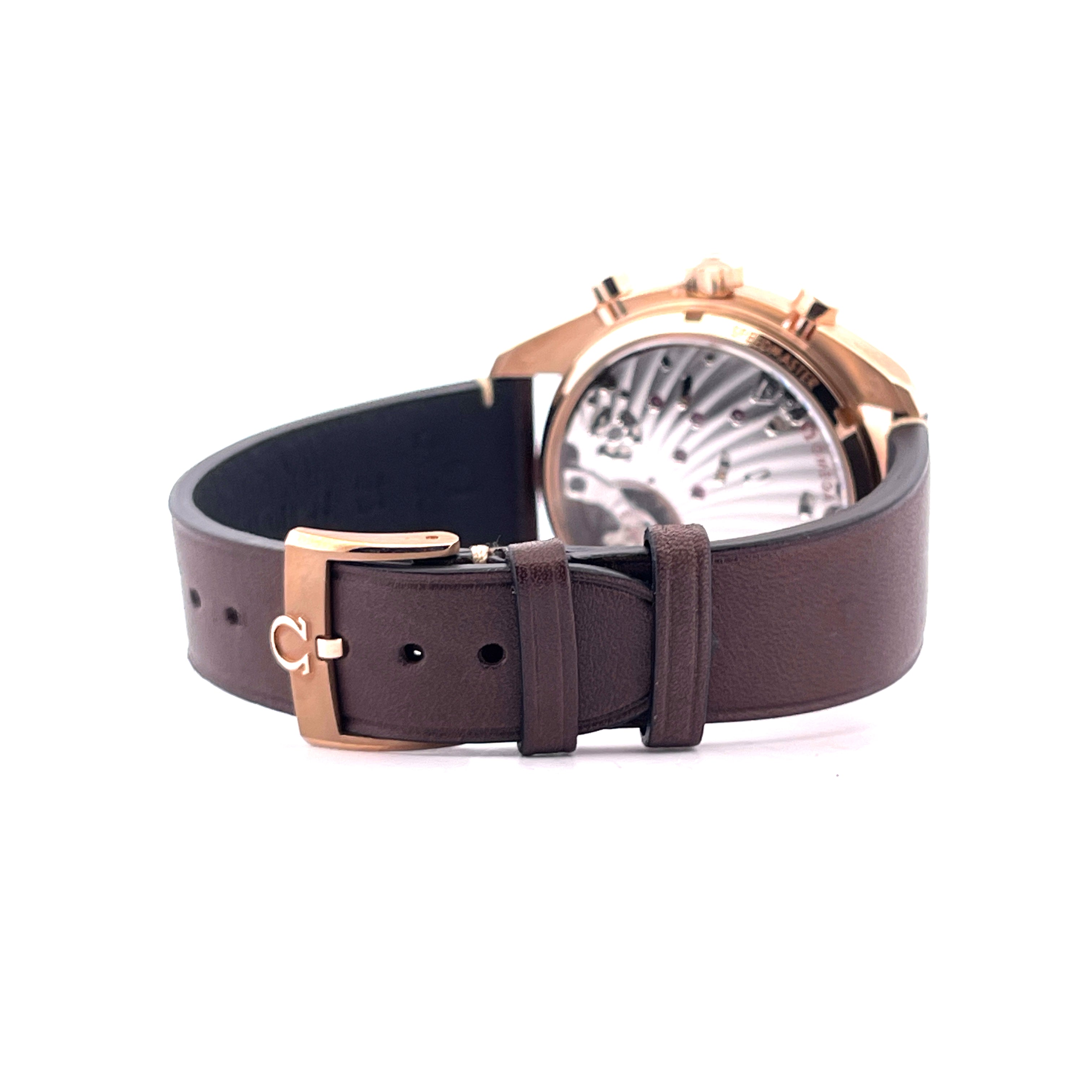 Omega Speedmaster Chronoscope Bronze & Gold aus der Seitenansicht mit braunem Lederarmband und sichtbarem Uhrwerk