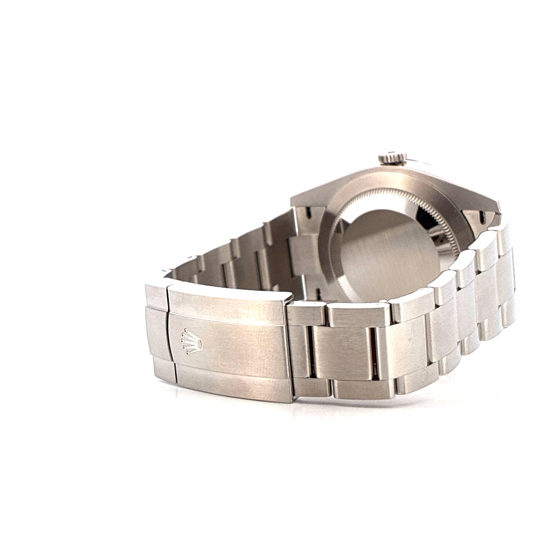 Rückansicht einer Rolex Oyster Perpetual 41 aus Stahl mit charakteristischer Oyster-Schließe auf weißem Hintergrund