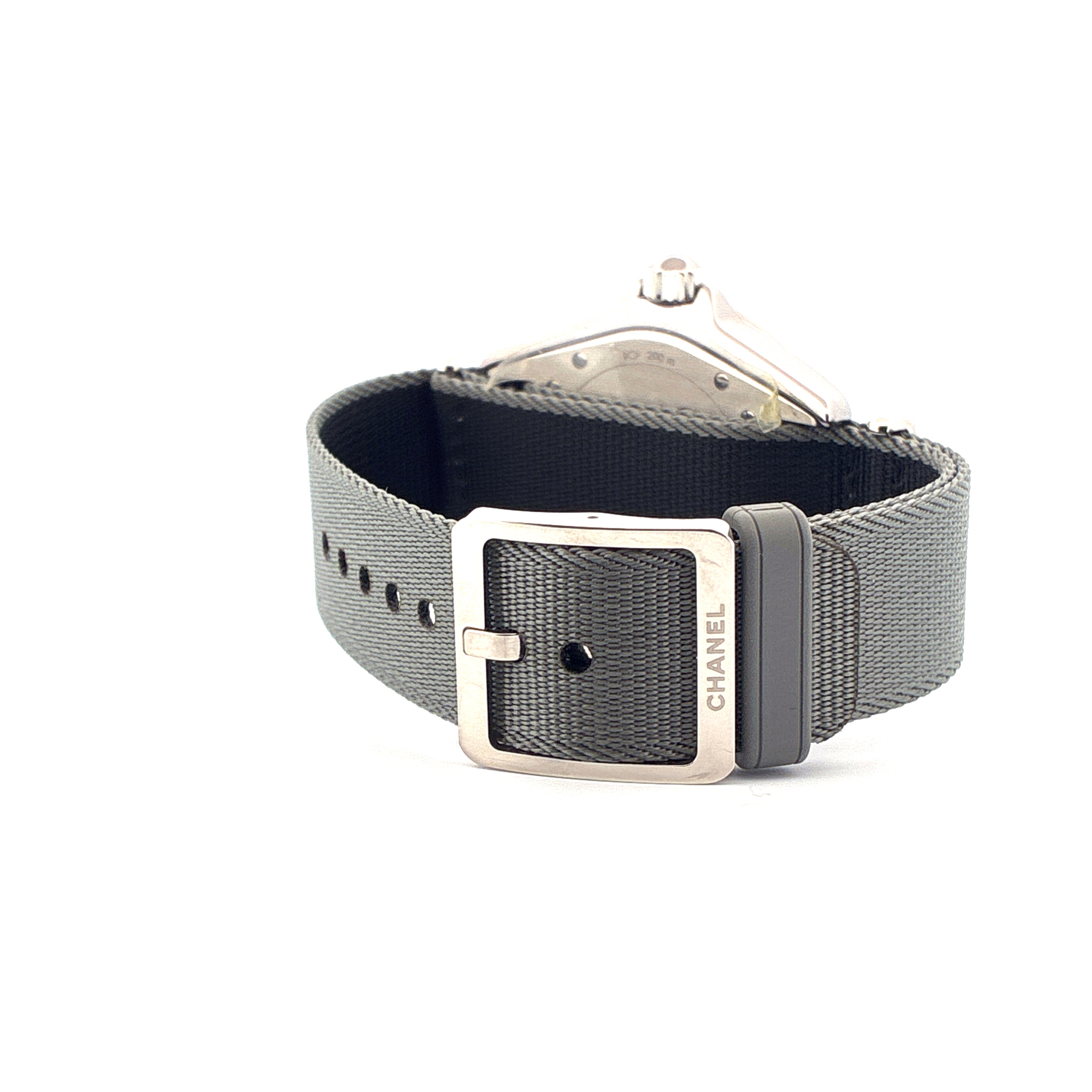Nahaufnahme des grauen Stoffarmbands einer Chanel J12-g10 Uhr mit Metallschnalle und Chanel-Schriftzug